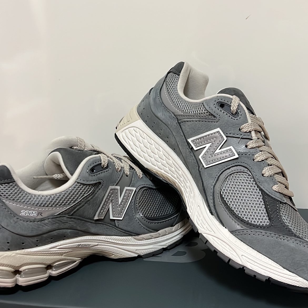 New Balance 2002R Premium Vintage Grey 착용 스타일