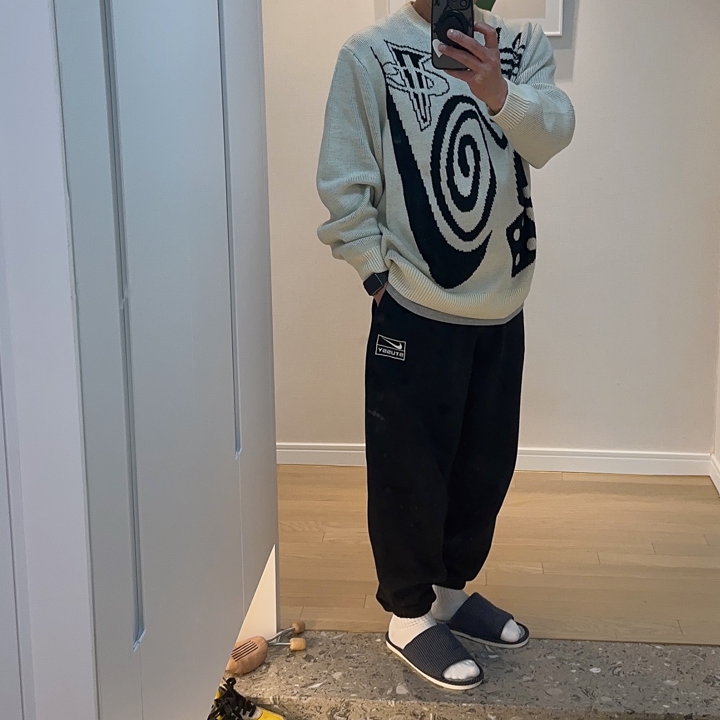 Nike x Stussy NRG LS Knit Sweater Fossil (DR2893-238), Nike x Stussy NRG RA Washed Fleece Pants Black (DN4030-010) 착용 스타일