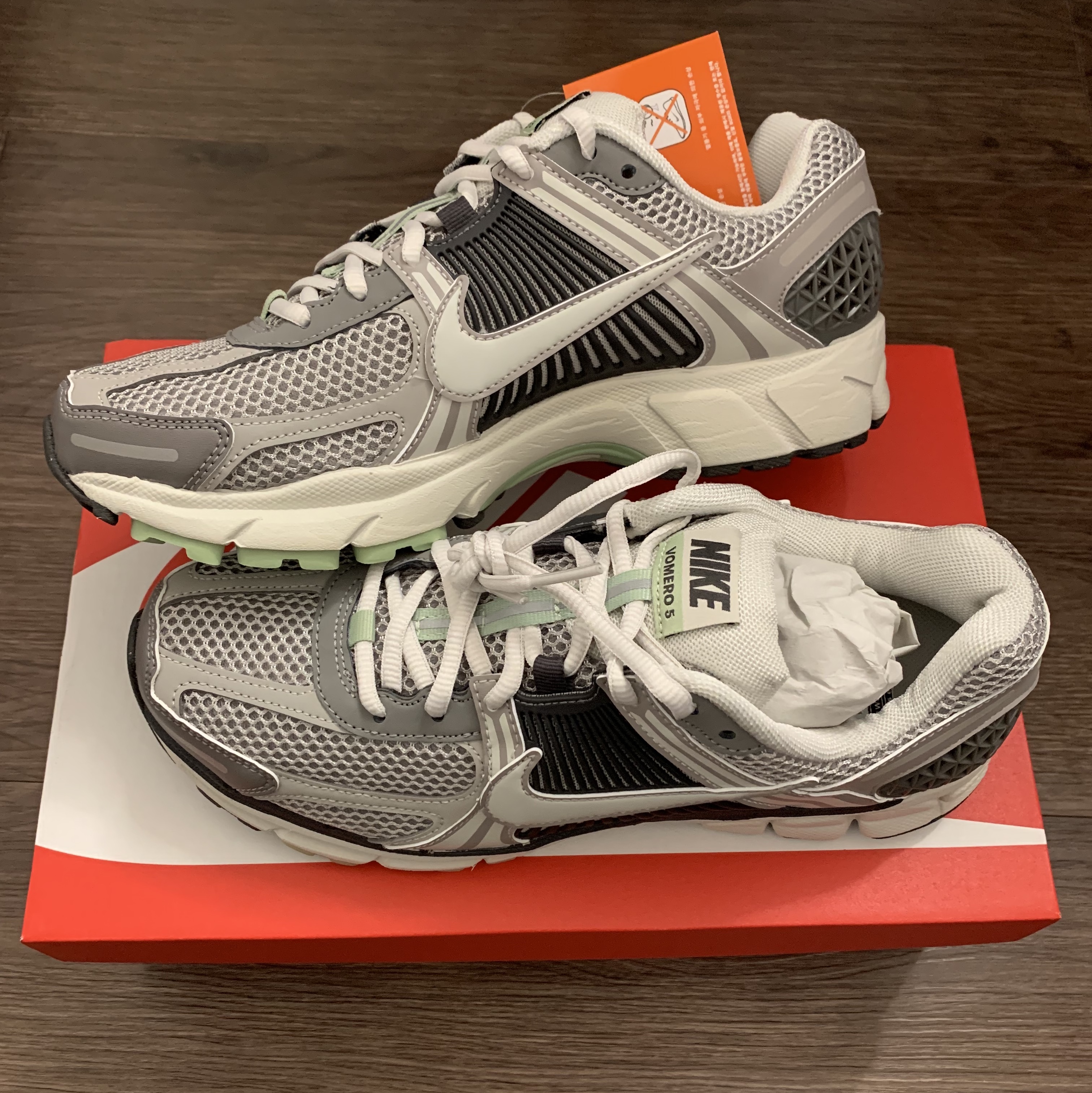 (W) Nike Zoom Vomero 5 Cobblestone and Flat Pewter 착용 스타일