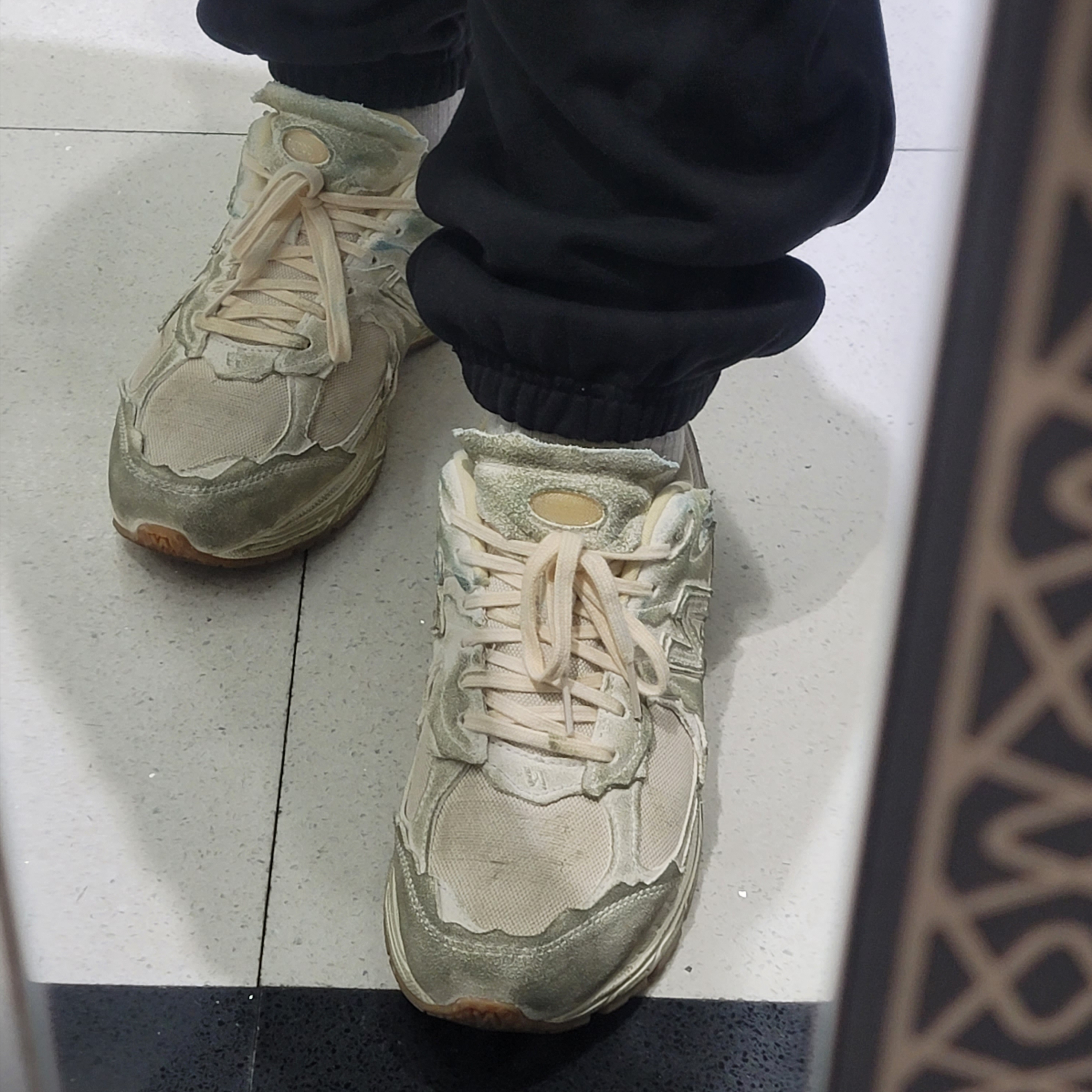 New Balance 2002R Protection Pack Distressed 착용 스타일 - 2