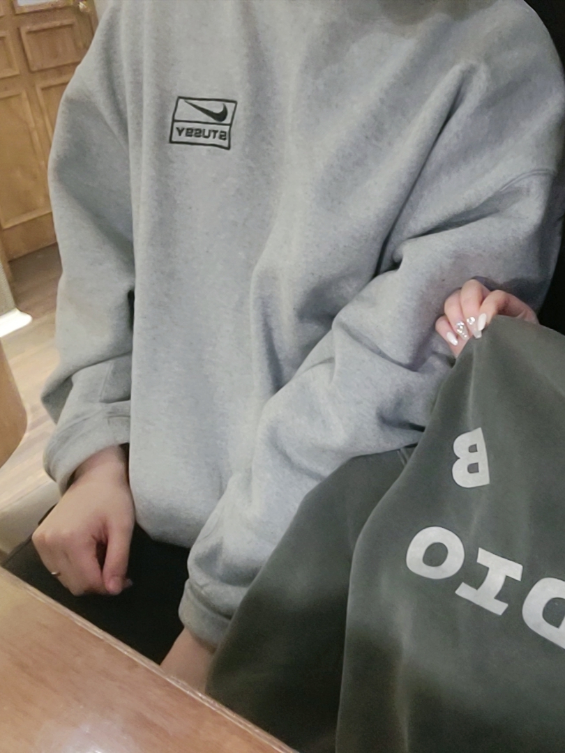 Nike x Stussy NRG Fleece Crewneck Dark Grey Heather (DO9337-063) 착용 스타일