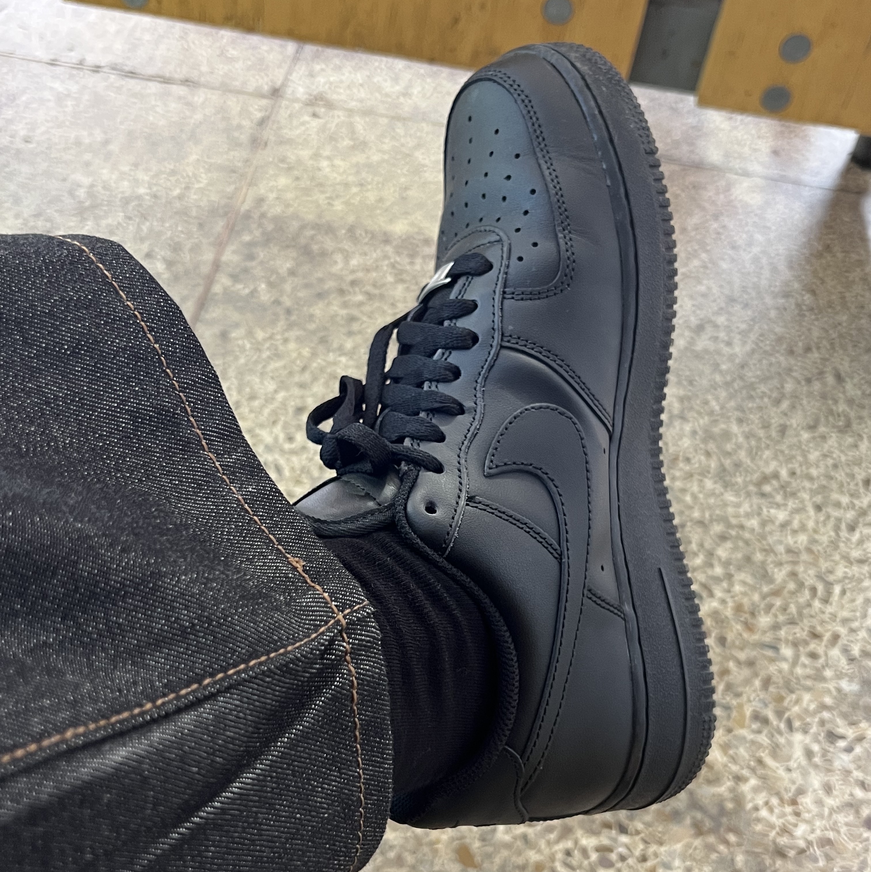Nike Air Force 1 '07 Low Triple Black 착용 스타일 - 2