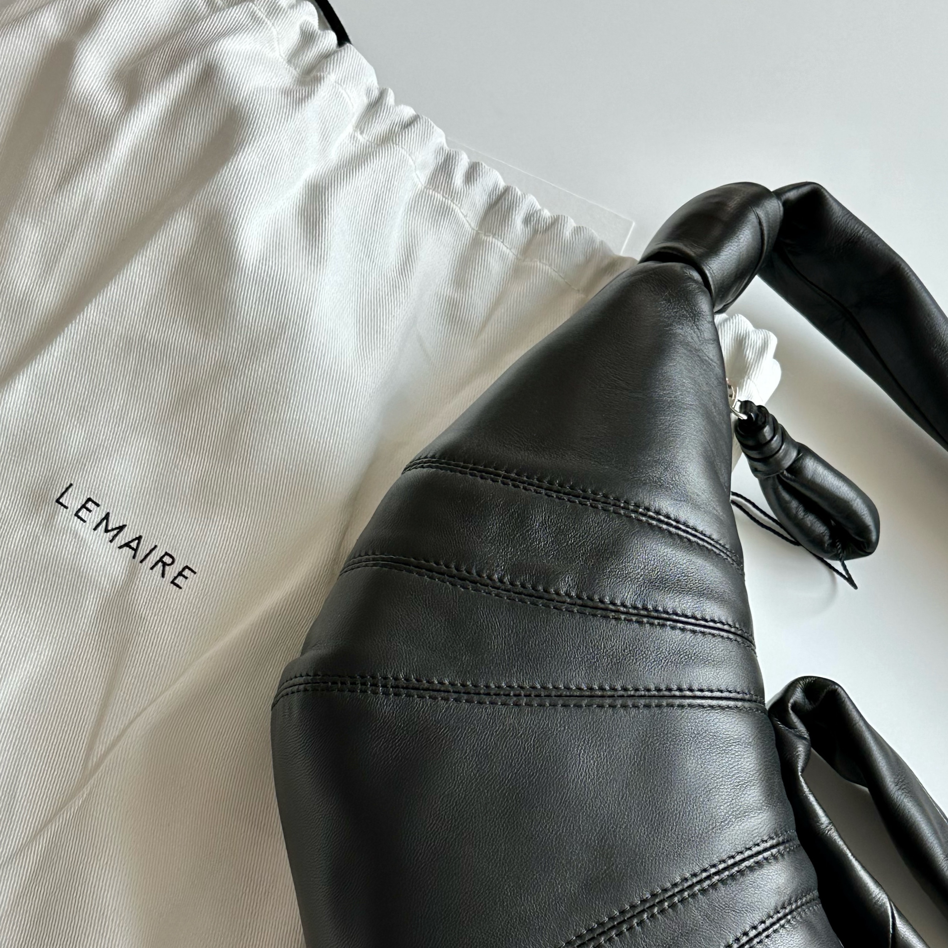 Lemaire Small Croissant Bag Soft Nappa Leather Black 착용 스타일 - 1