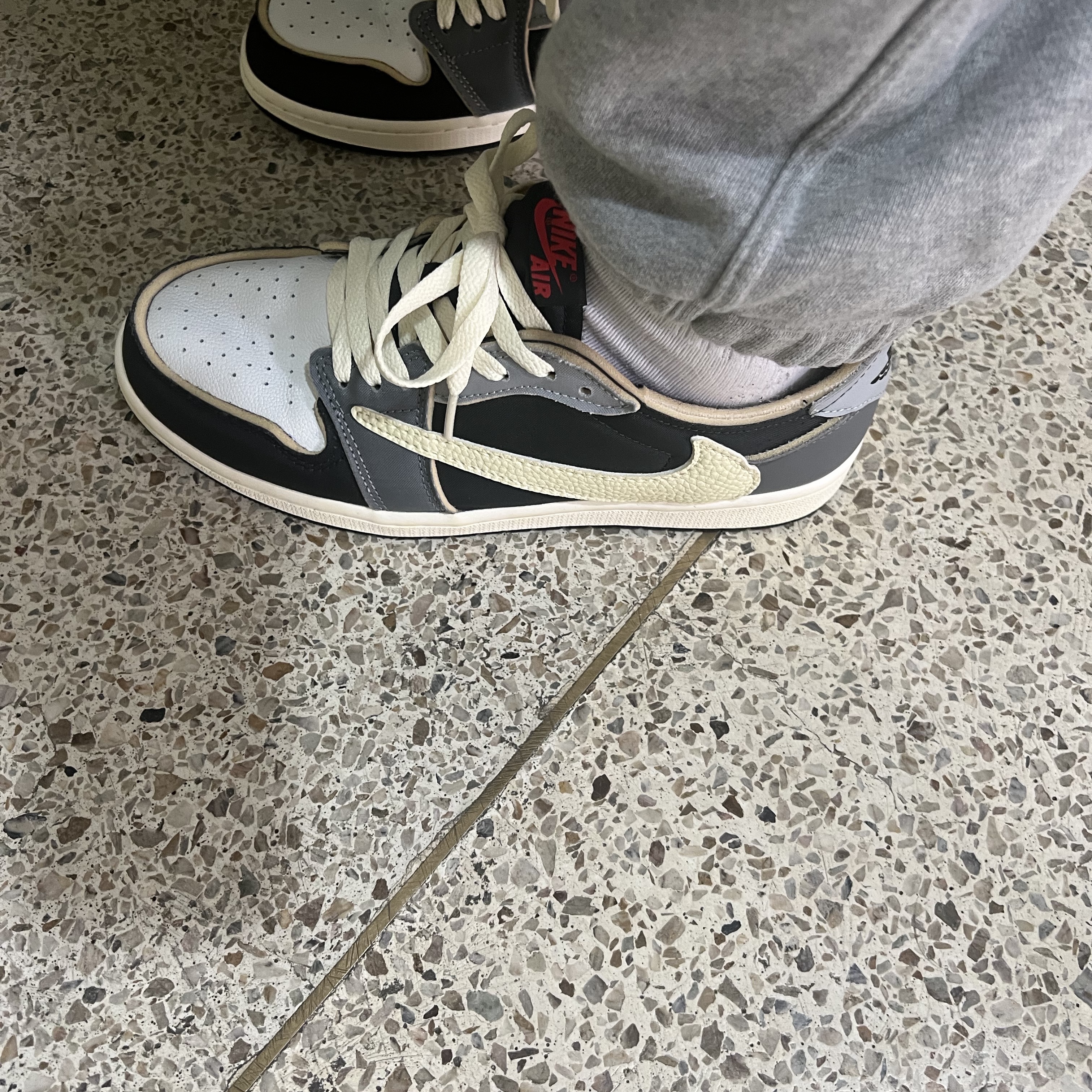 Jordan 1 Retro Low OG EX Black and Smoke Grey 착용 스타일 - 2