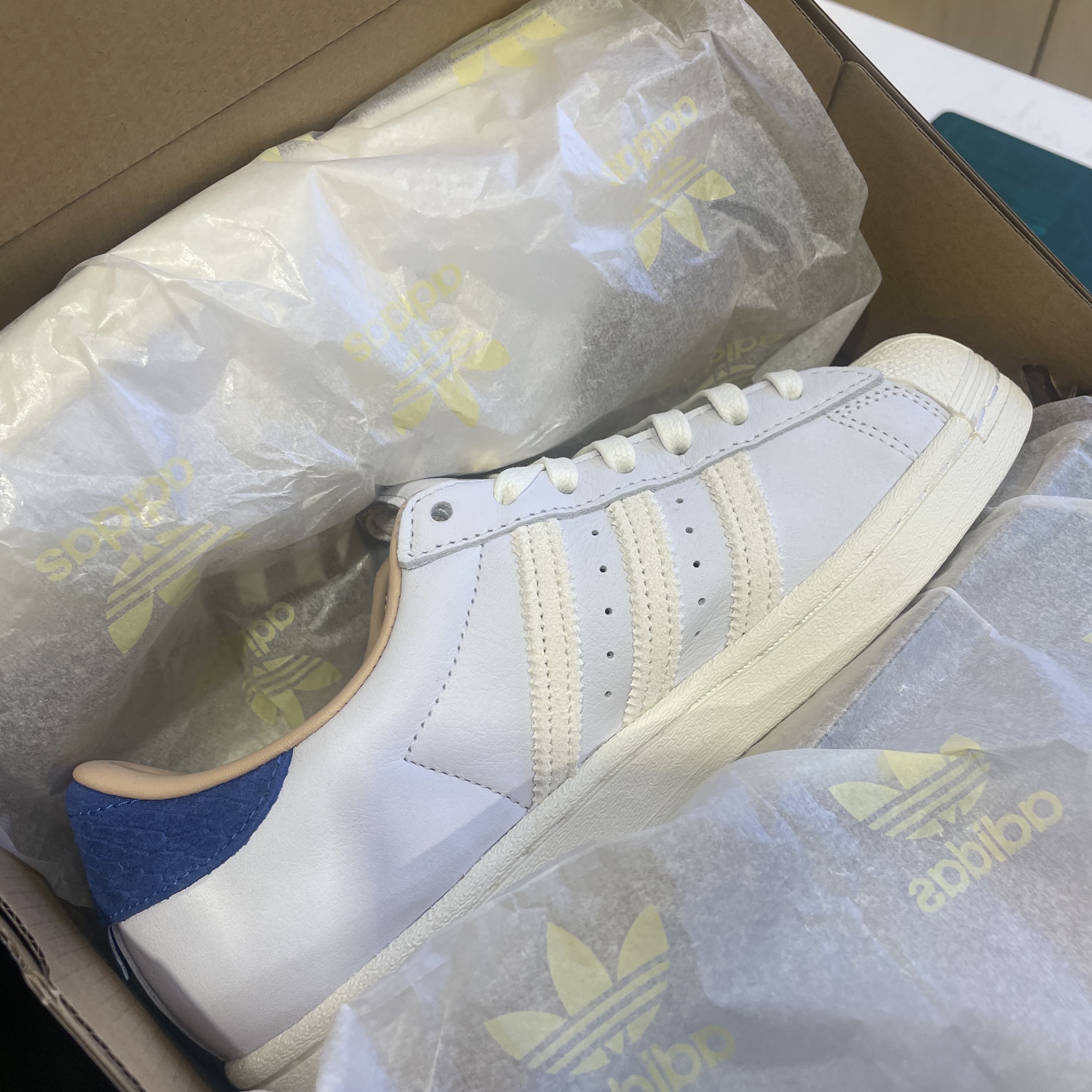 Adidas Superstar Off White Blue 착용 스타일