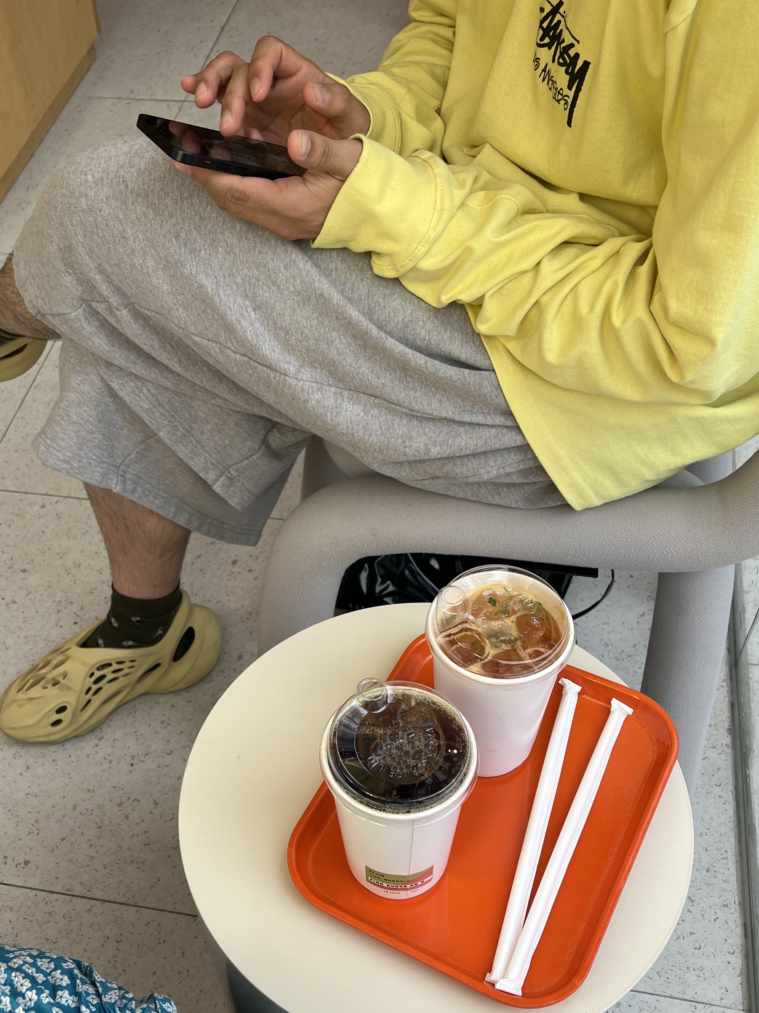 Adidas Yeezy Foam RNNR Sulfur 착용 스타일 - 1