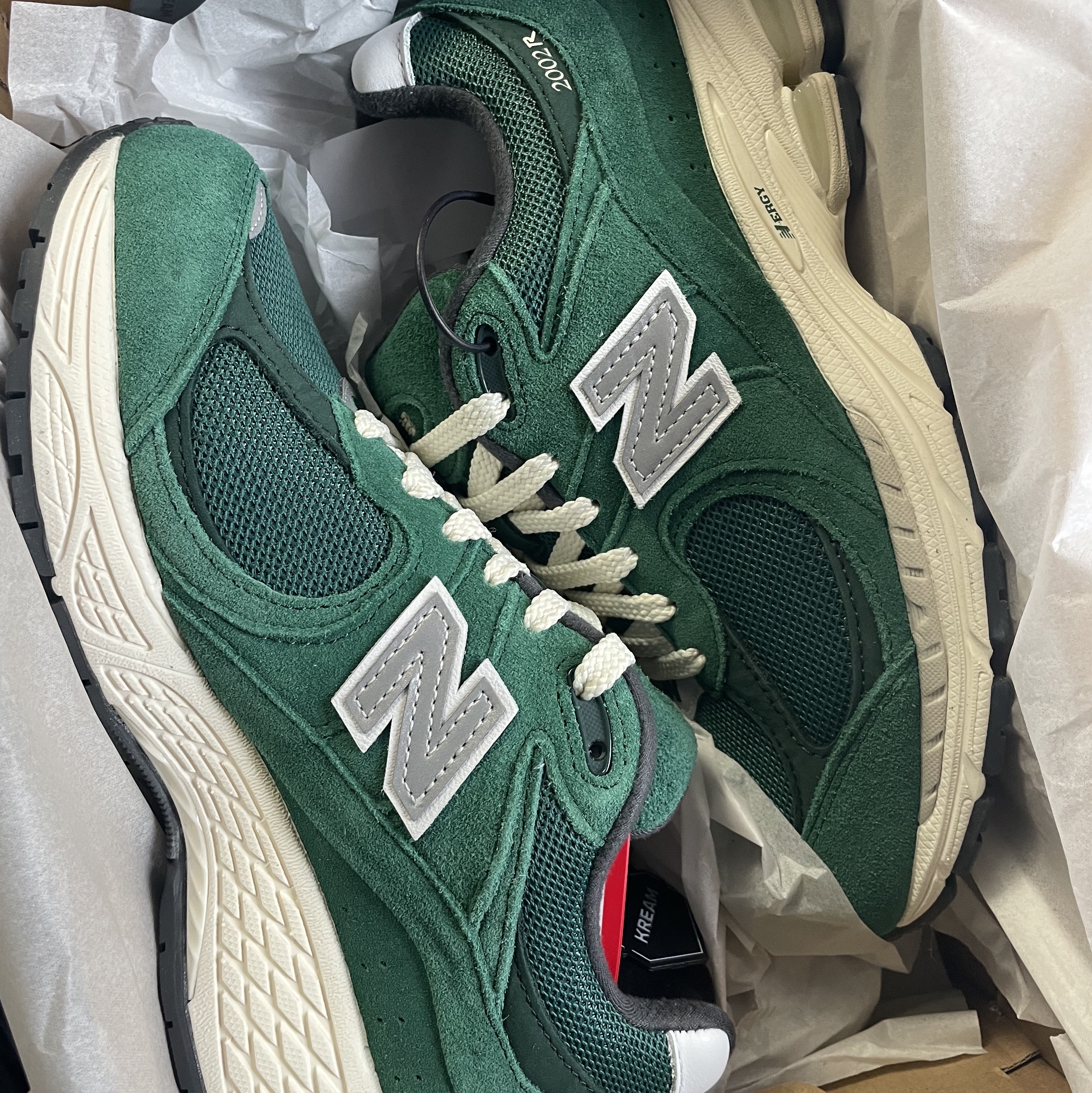 New Balance 2002R Nightwatch Green 착용 스타일