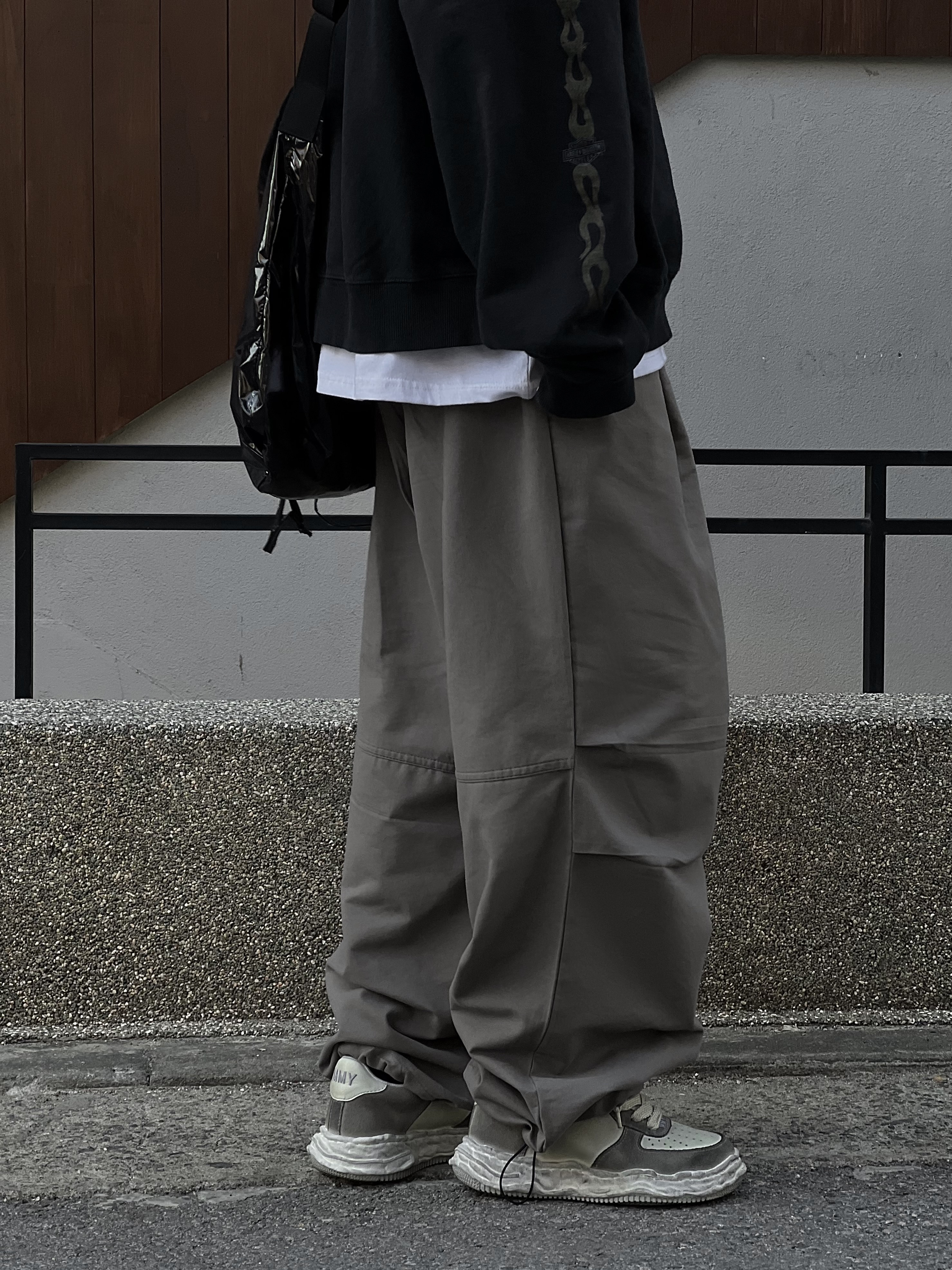 Maison Mihara Yasuhiro Wayne OG Sole Distressed Leather Low-top Sneaker White 착용 스타일 - 2