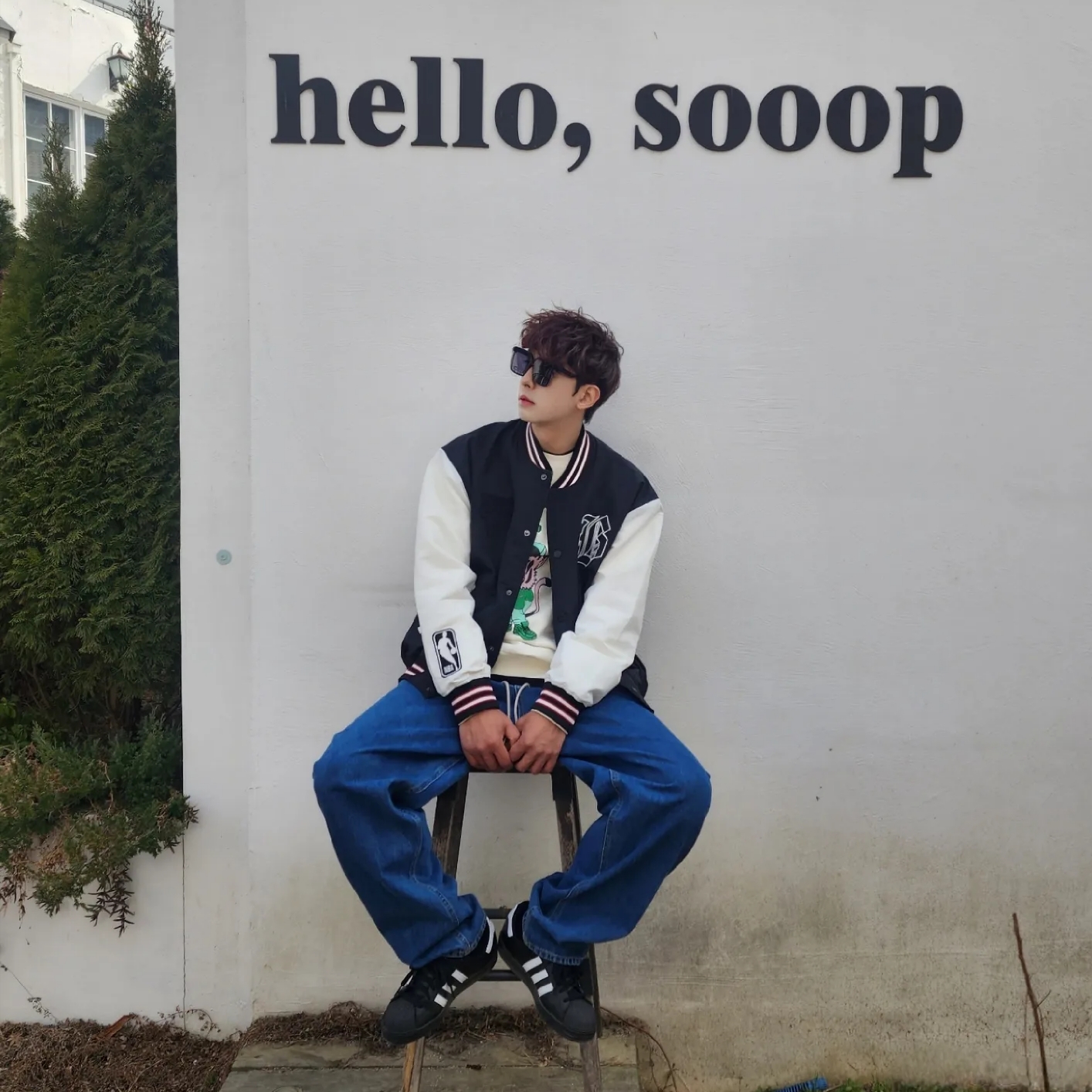 Adidas Superstar Core Black White 착용 스타일 - 1