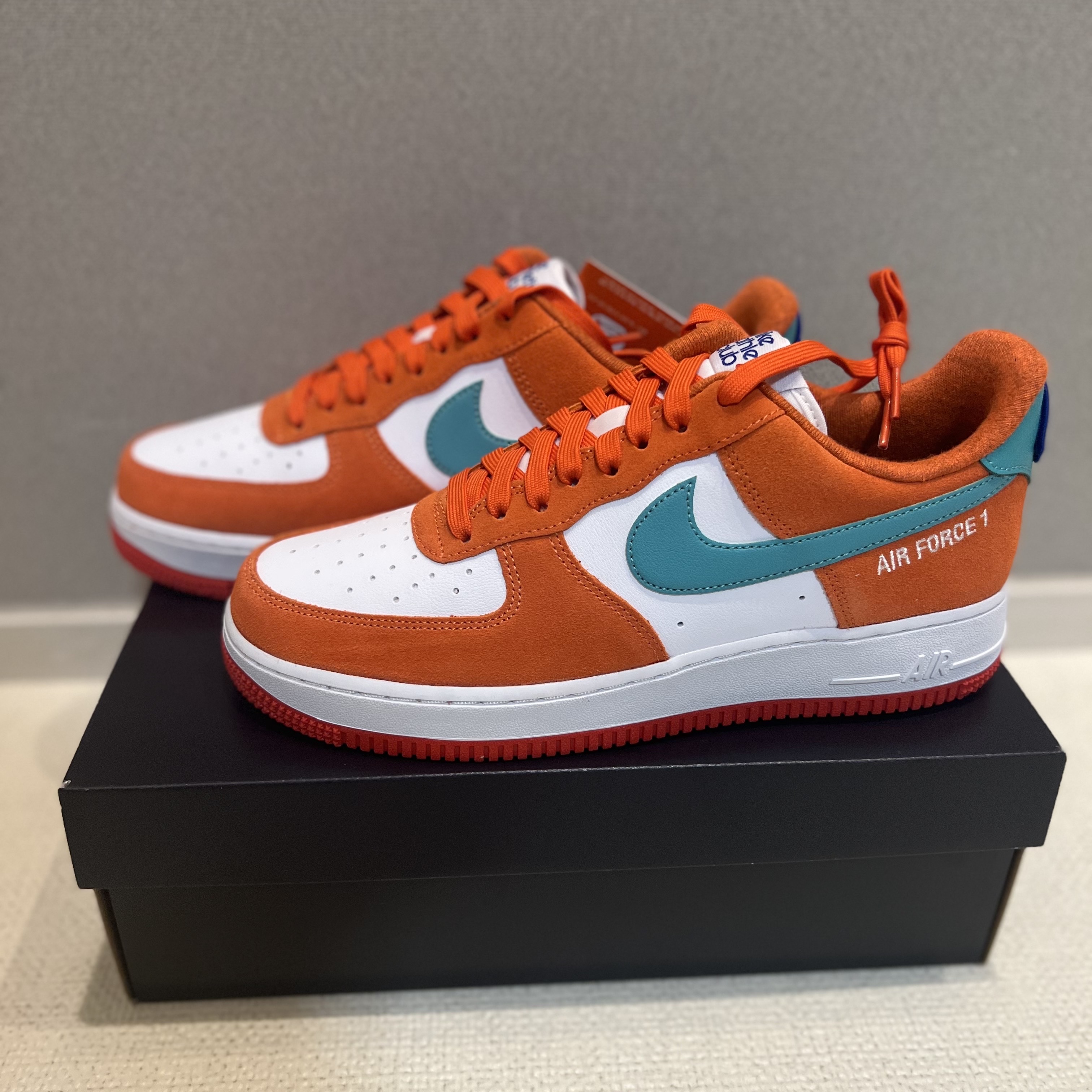 Nike Air Force 1 '07 LV8 Athletic Club Rush Orange Washed Teal 착용 스타일 - 1