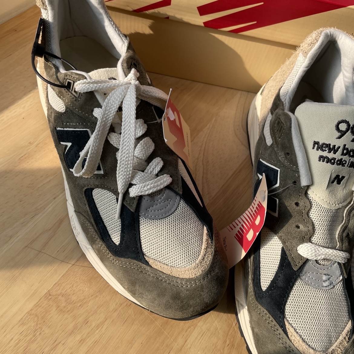 New Balance 990v2 Made in USA Grey Tan 착용 스타일 - 2