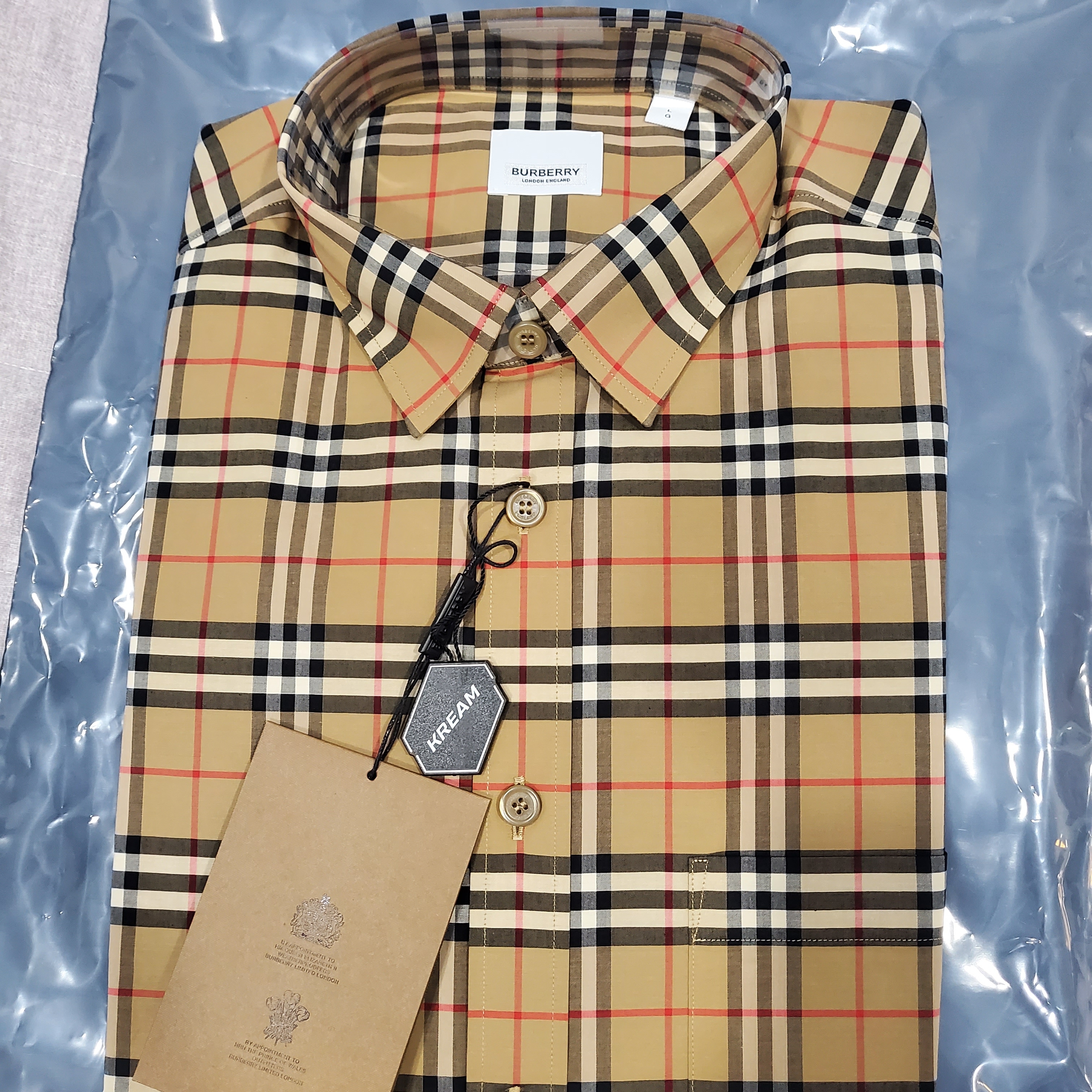 Burberry Small Scale Check Stretch Cotton Shirt Archive Beige 착용 스타일 - 2