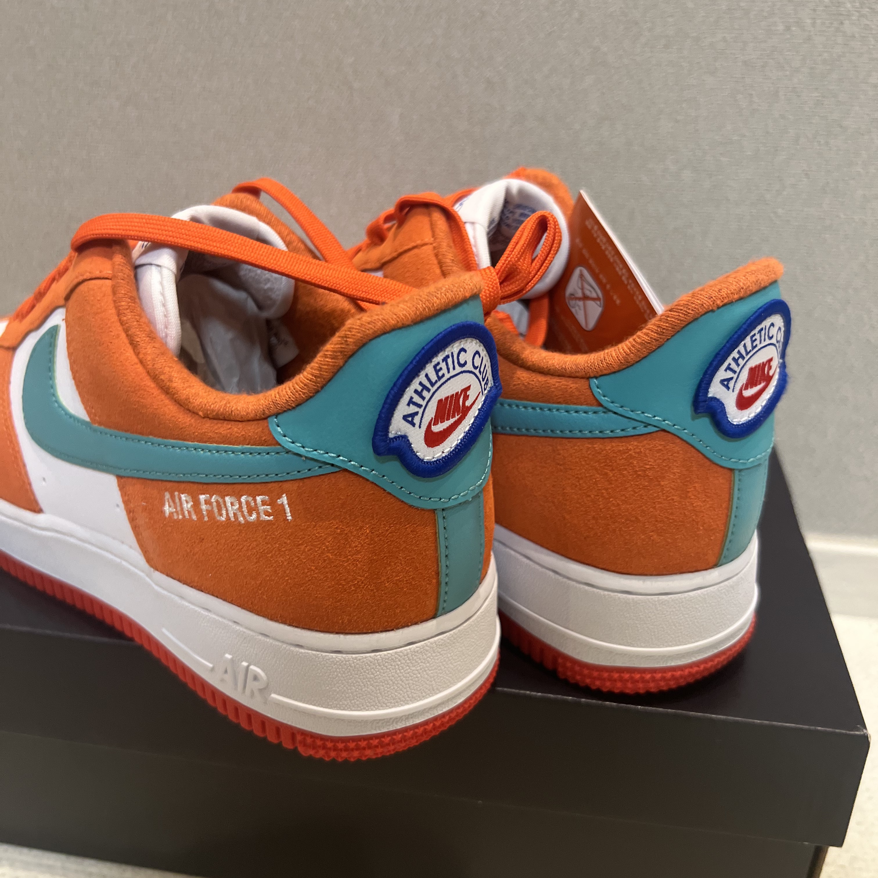 Nike Air Force 1 '07 LV8 Athletic Club Rush Orange Washed Teal 착용 스타일 - 3