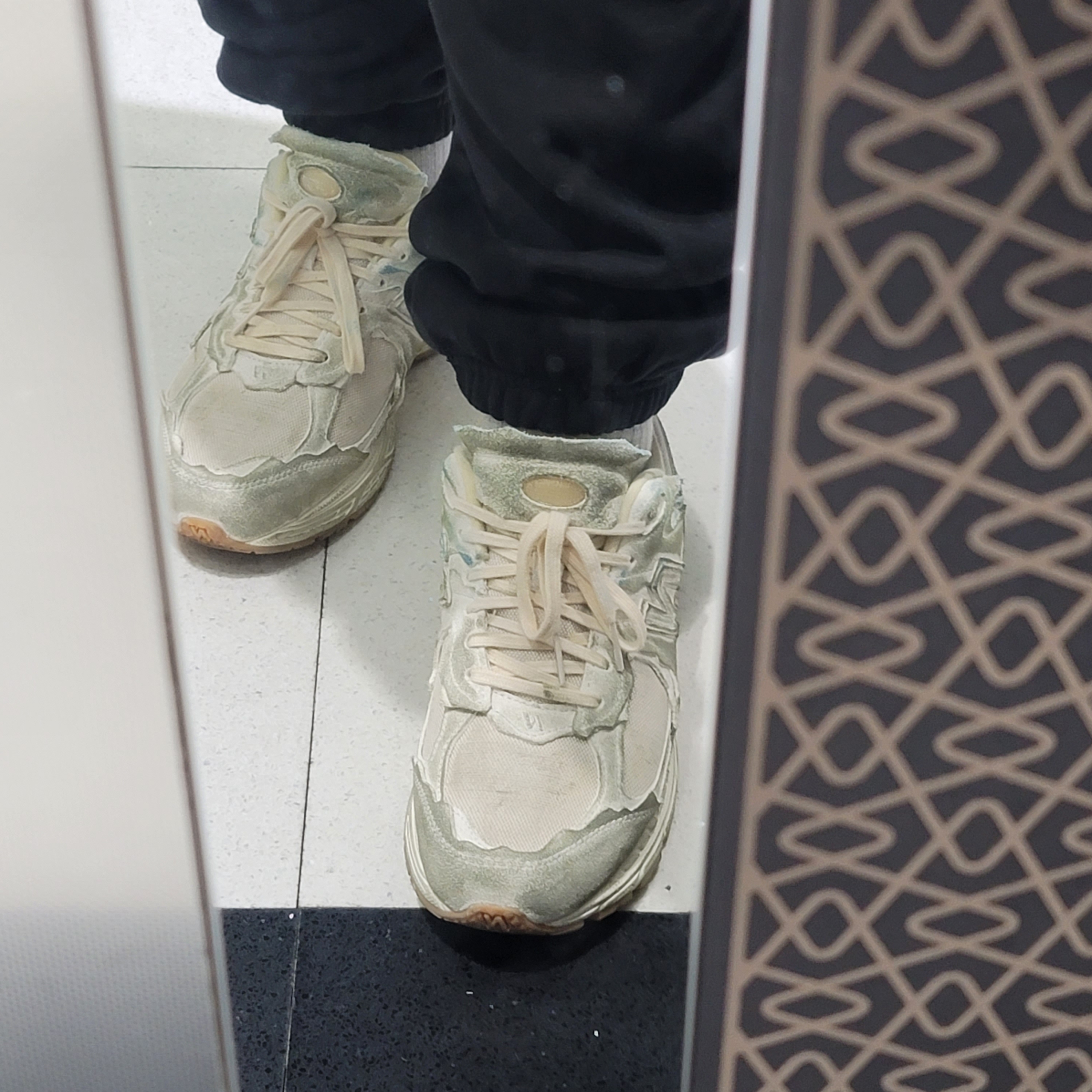 New Balance 2002R Protection Pack Distressed 착용 스타일 - 3