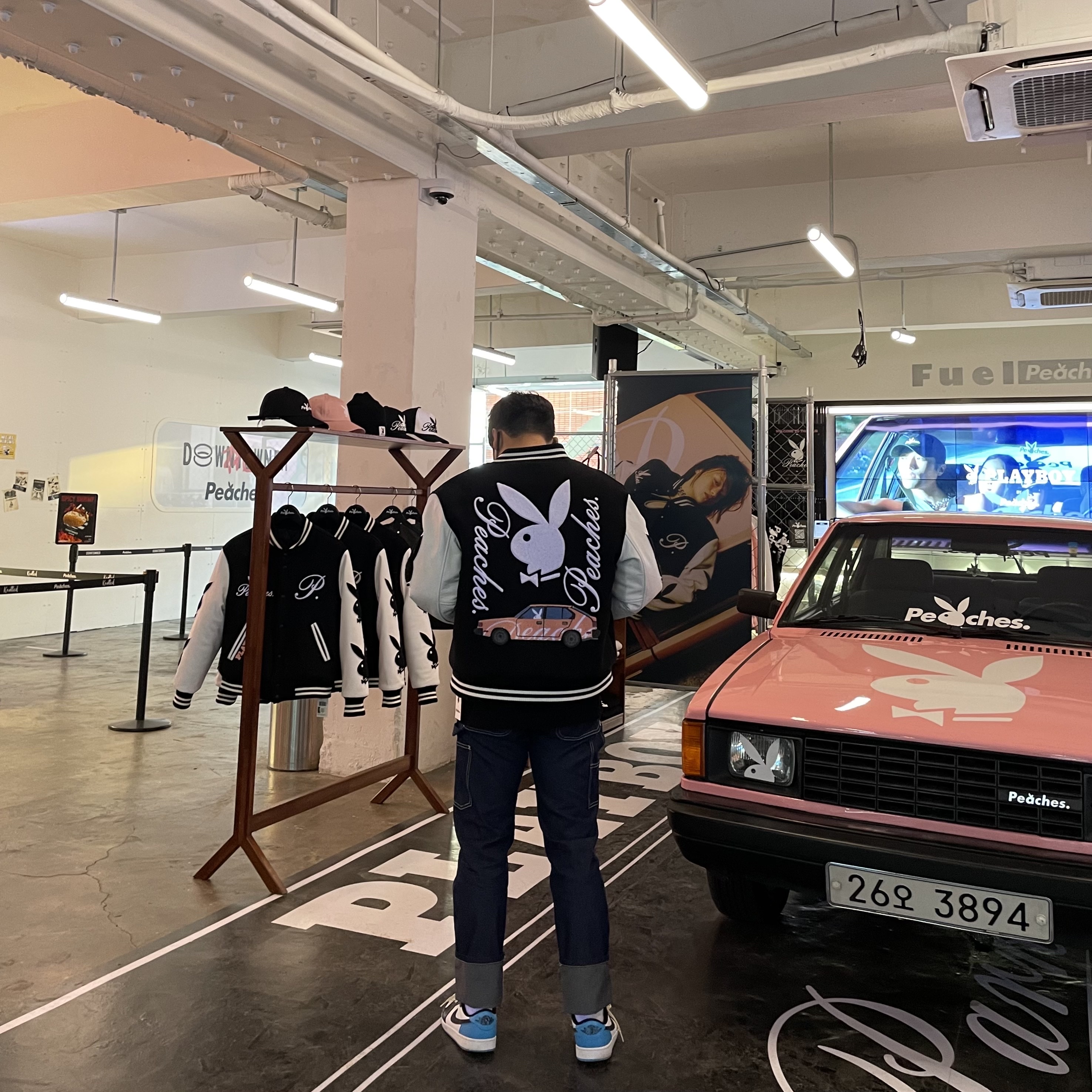 Peaches. x Playboy Clubhouse Varsity Jacket F&F Black Edition, Jordan 1 Retro Low OG Black and Dark Powder Blue 착용 스타일 - 1
