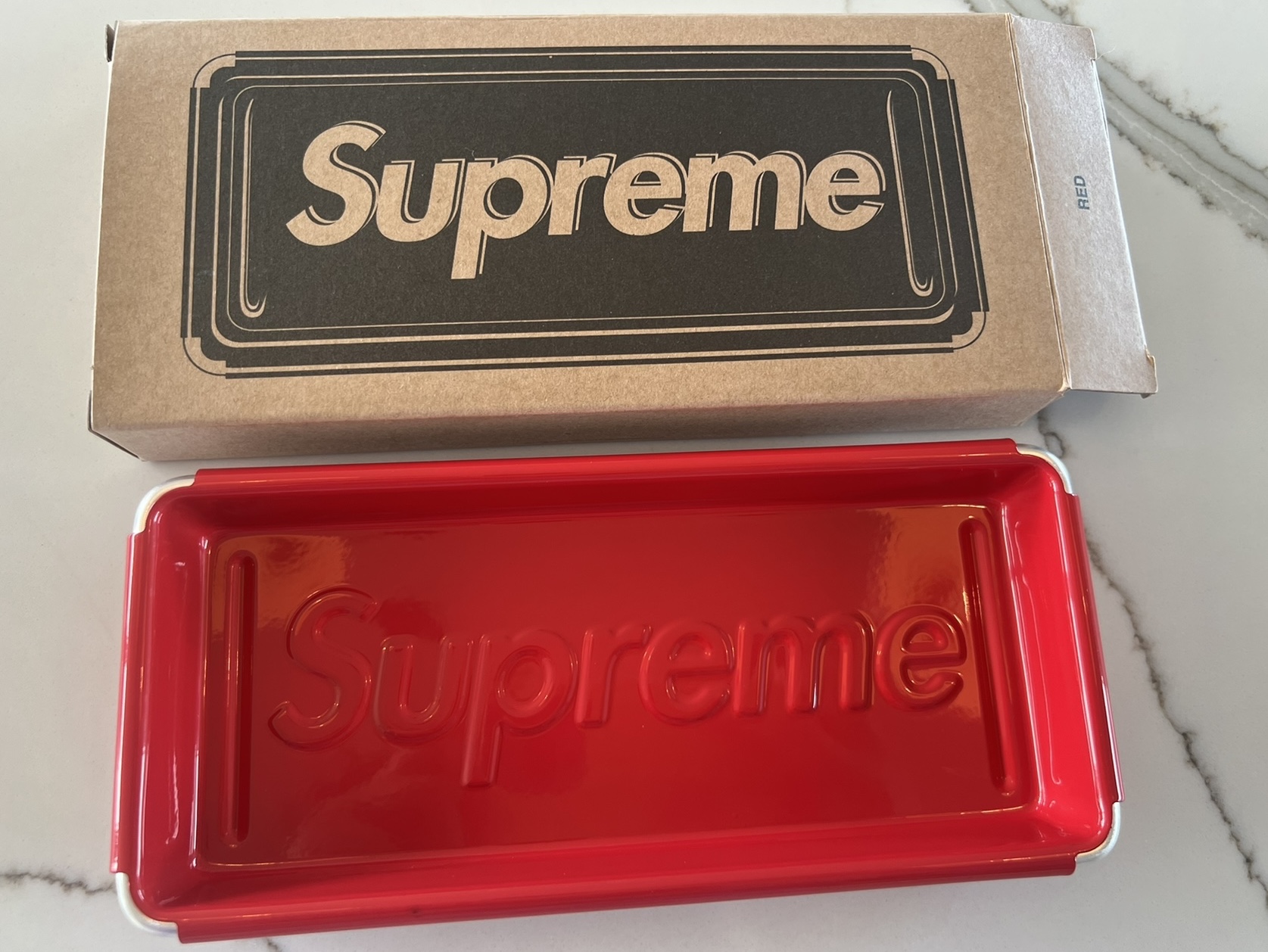Supreme x Dulton Tray Red - 23SS 착용 스타일 - 1