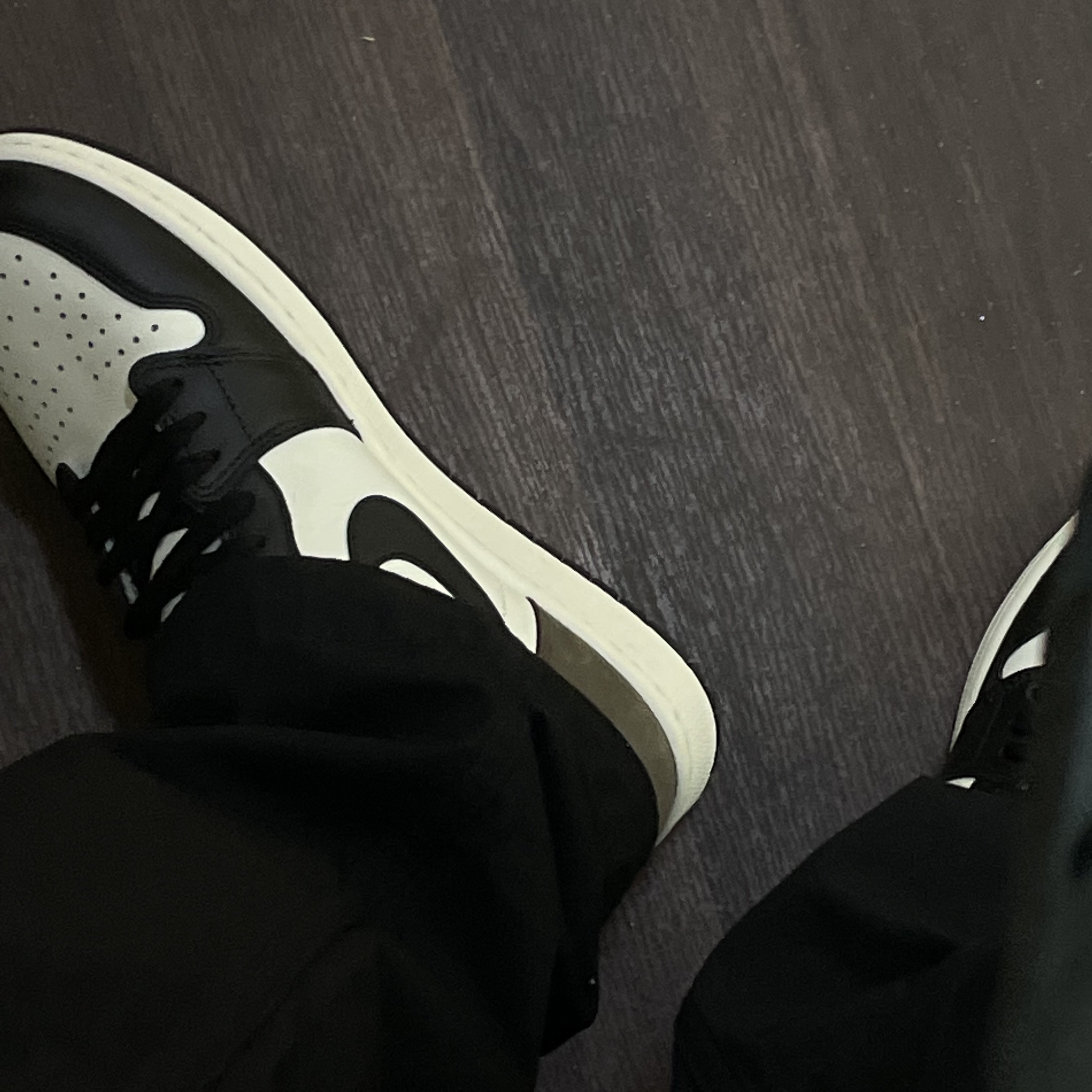 Jordan 1 Retro High OG Black Mocha 착용 스타일 - 2