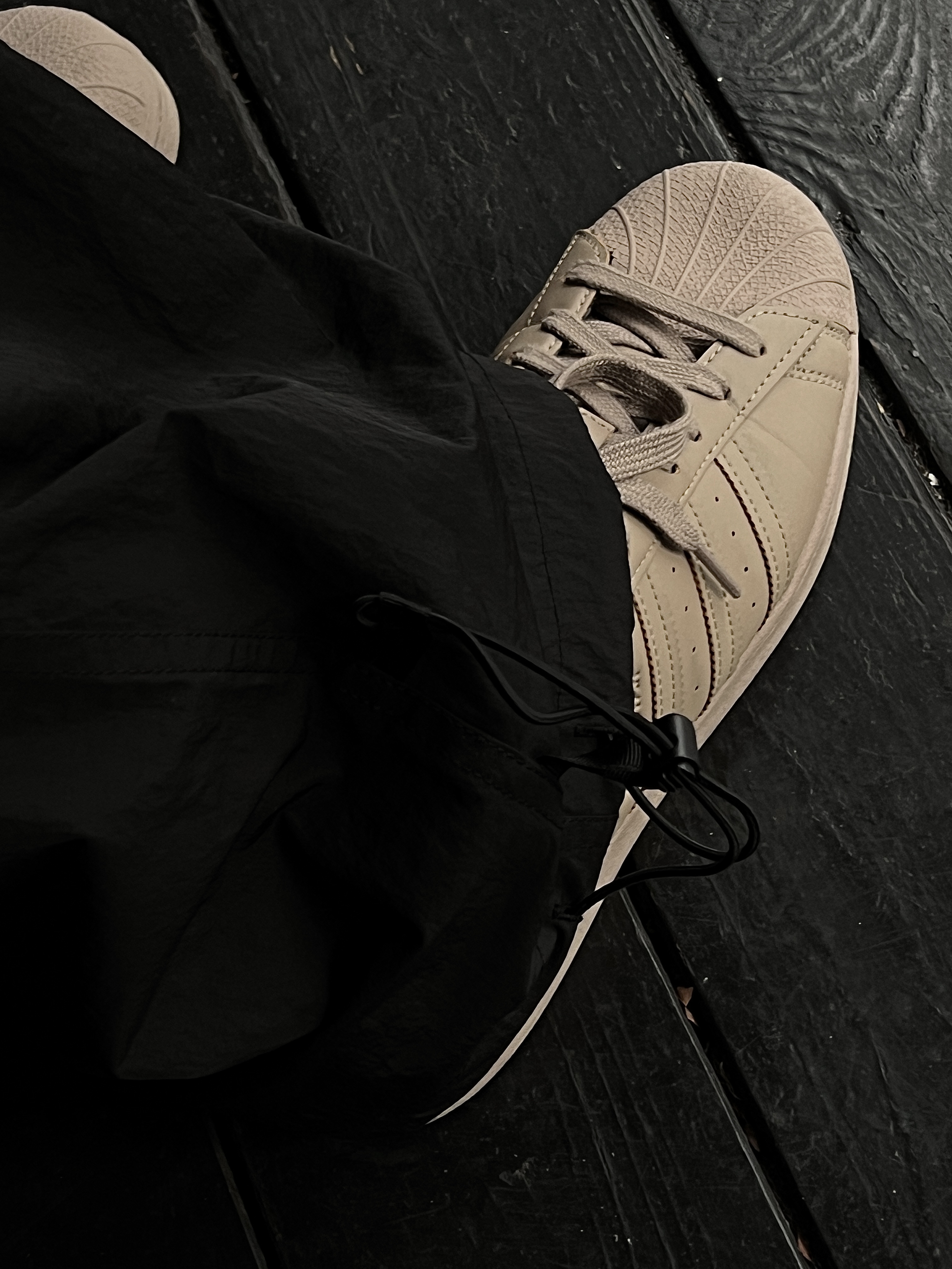 Adidas Superstar Chalky Brown, Arc'teryx Heliad 15 Backpack Black 착용 스타일 - 4
