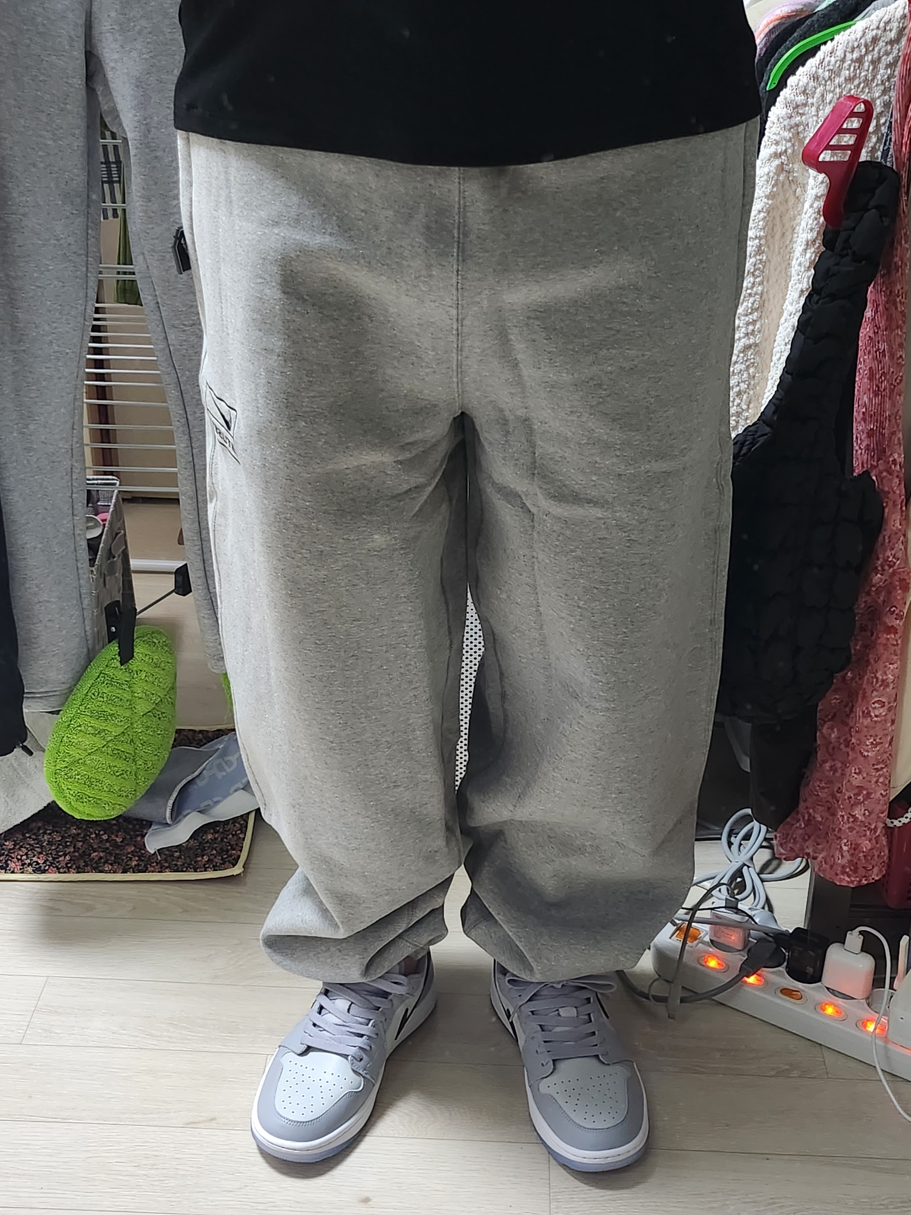 Nike x Stussy NRG Fleece Pants Dark Grey Heather (DO9340-063) 착용 스타일 - 1
