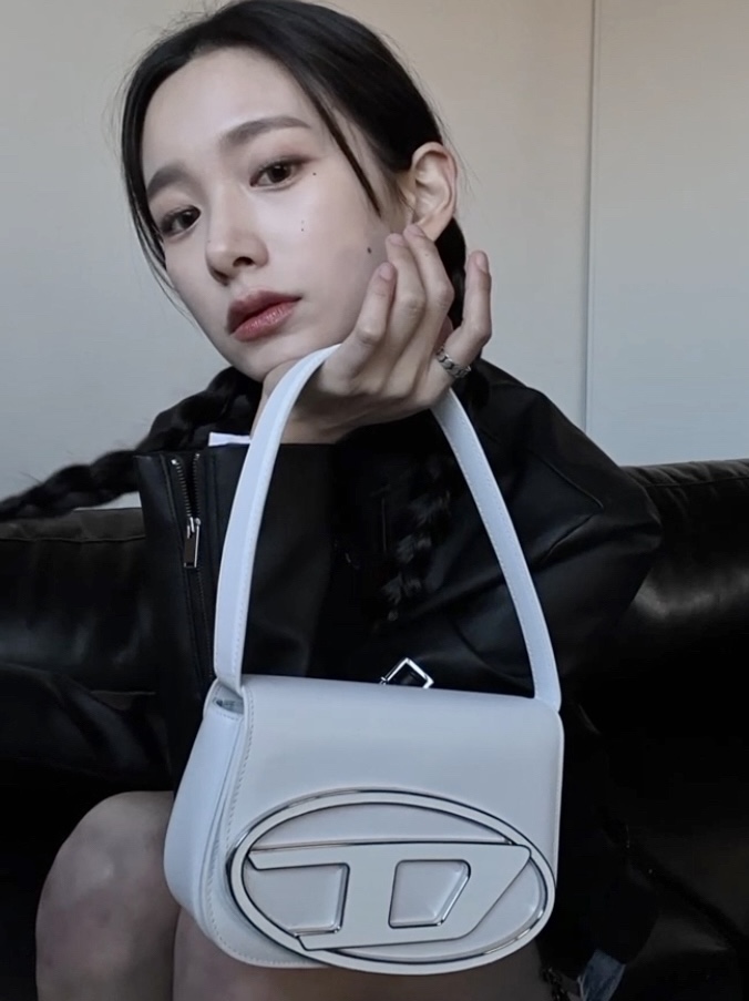 Diesel 1DR Shoulder Bag in Nappa Leather White 착용 스타일 - 2