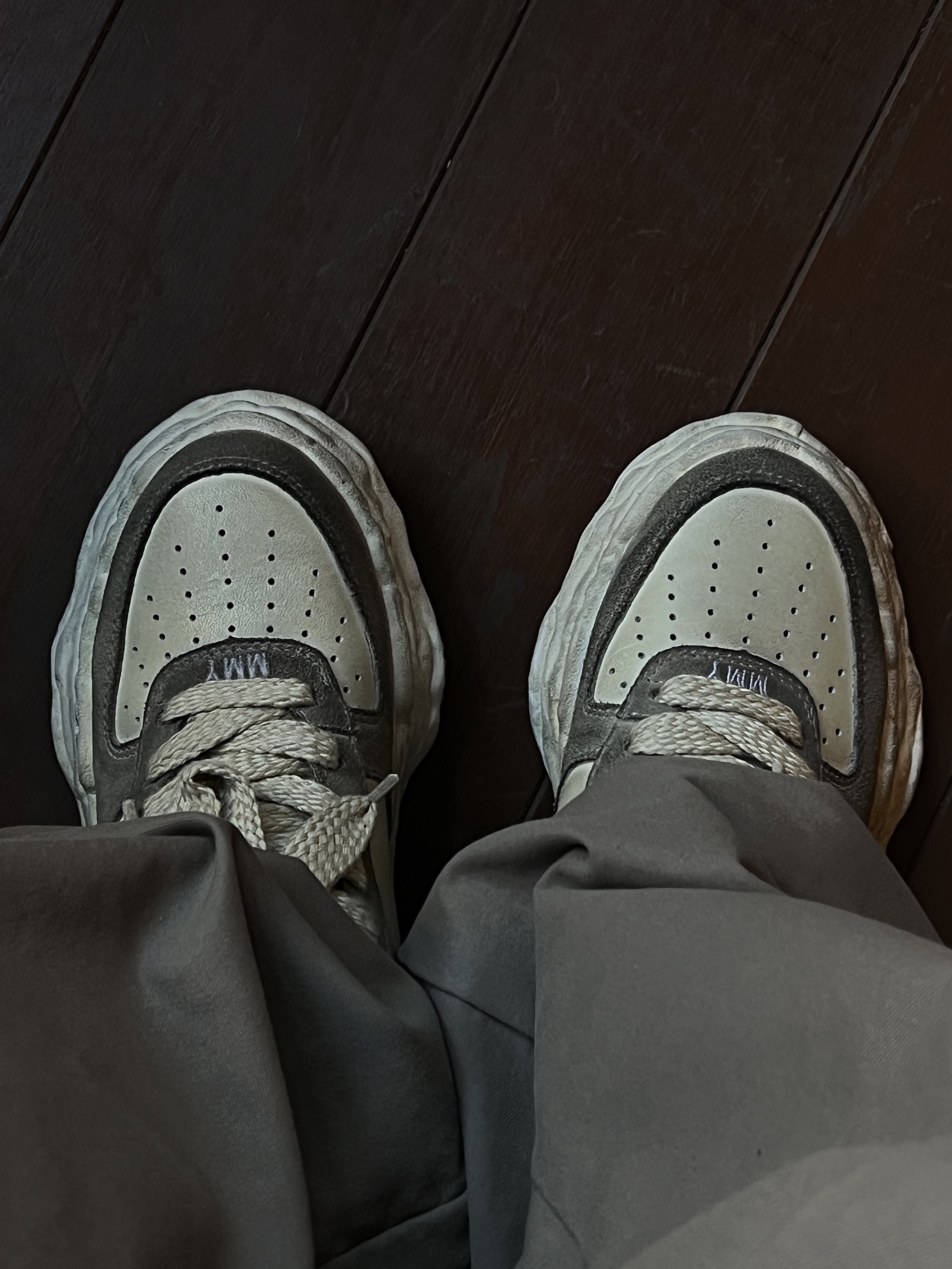 Maison Mihara Yasuhiro Wayne OG Sole Distressed Leather Low-top Sneaker White 착용 스타일 - 4