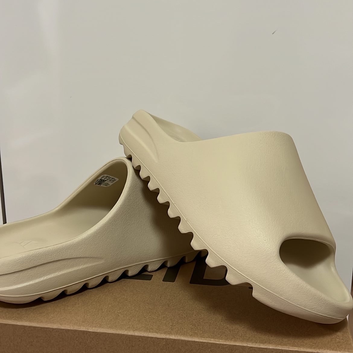 Adidas Yeezy Slide Bone 2022/2023 착용 스타일