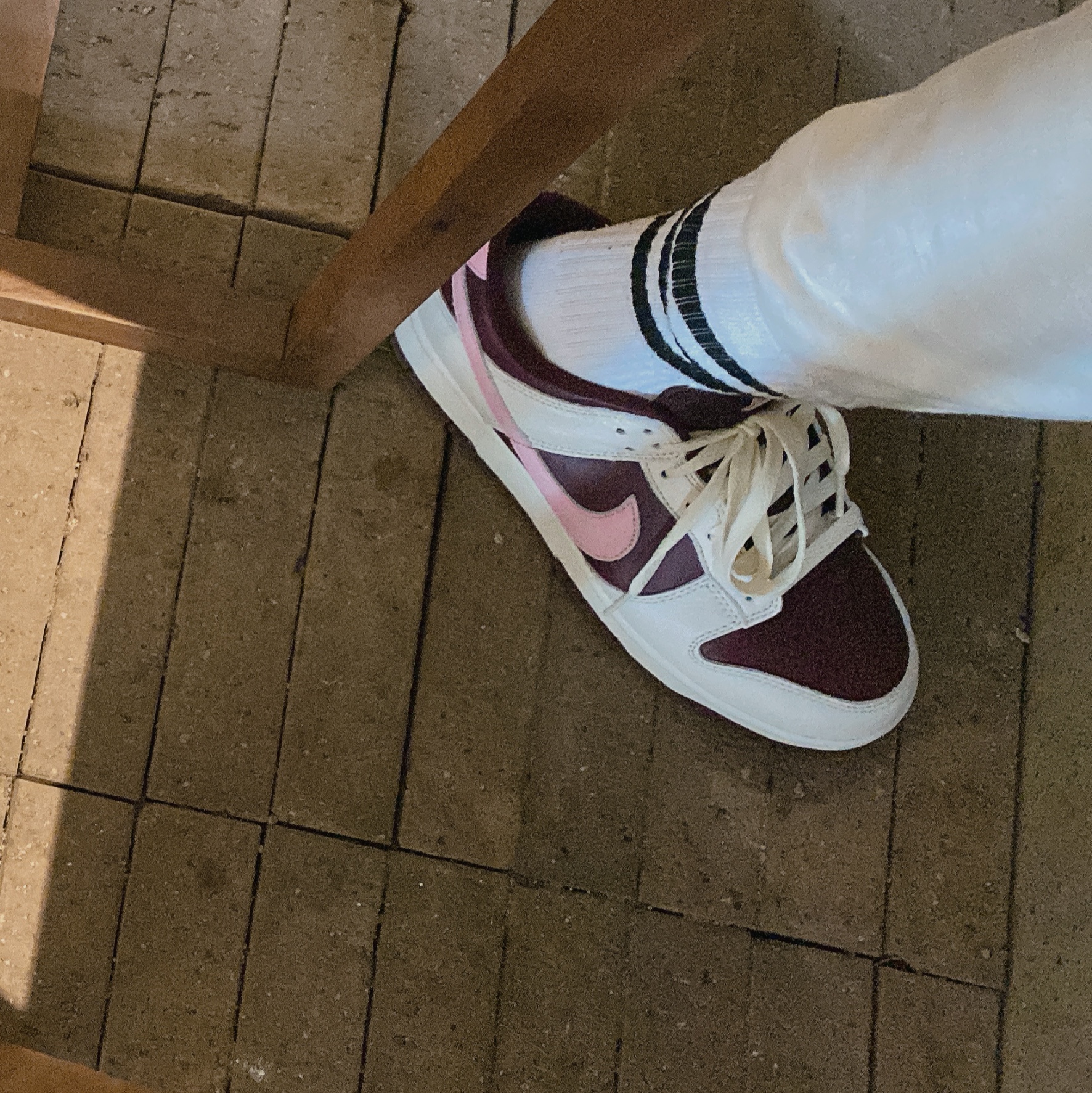 NIke Dunk Low Retro Night Maroon and Medium Soft Pink 착용 스타일