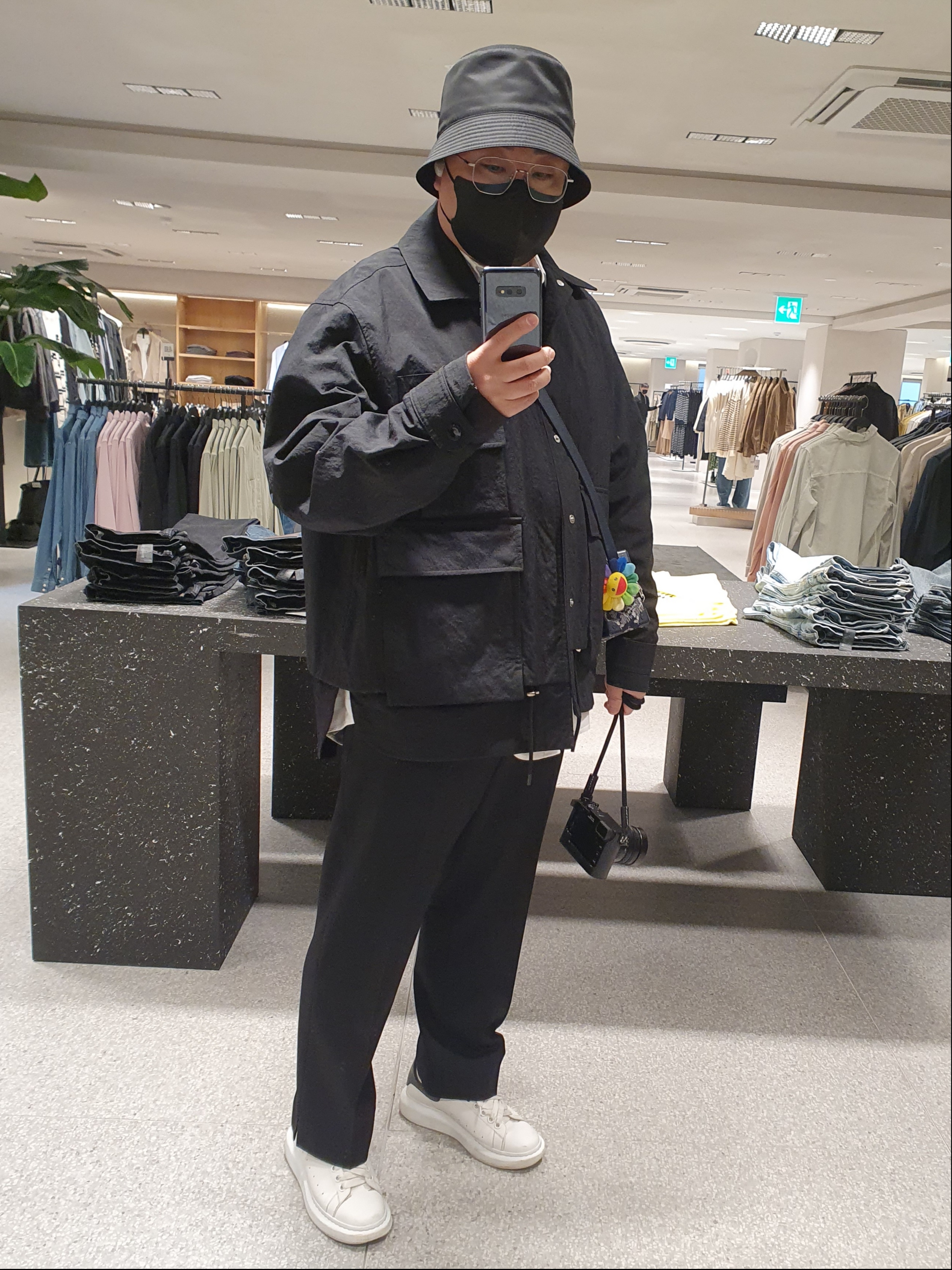 Alexander McQueen Oversized Sneakers White Black, Prada Re-Nylon Bucket Hat Black 착용 스타일