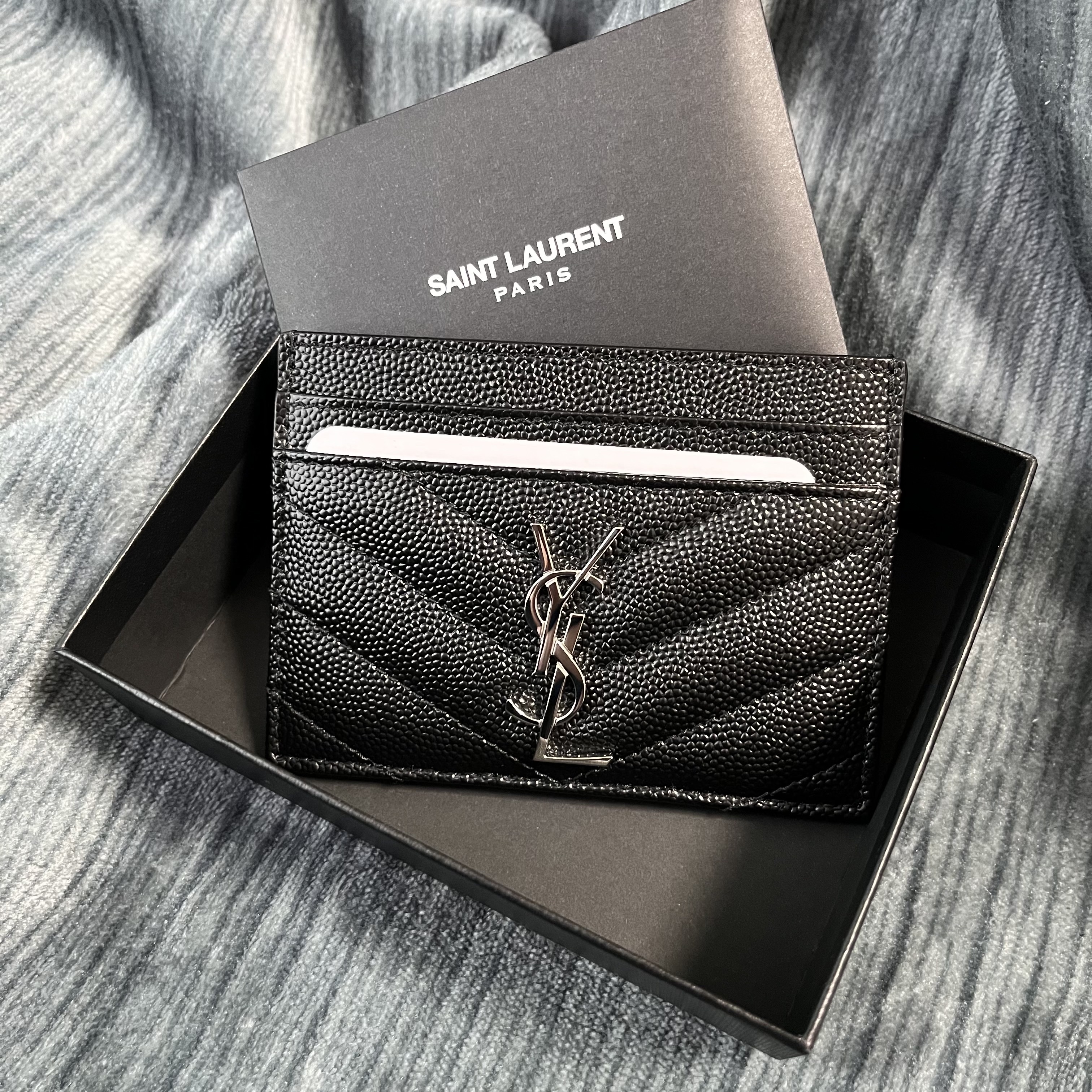 Saint Laurent Cassandre Matelasse Card Case in Grain De Poudre Embossed Leather Black 착용 스타일