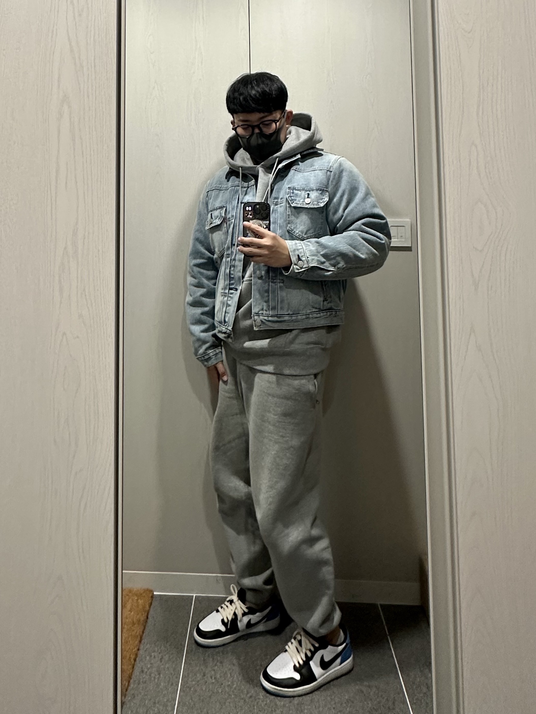 Stussy x Levi's Embossed Trucker Jacket Indigo, Nike x Stussy NRG RA Pullover Hoodie Dark Grey Heather (DJ9488-063) 착용 스타일