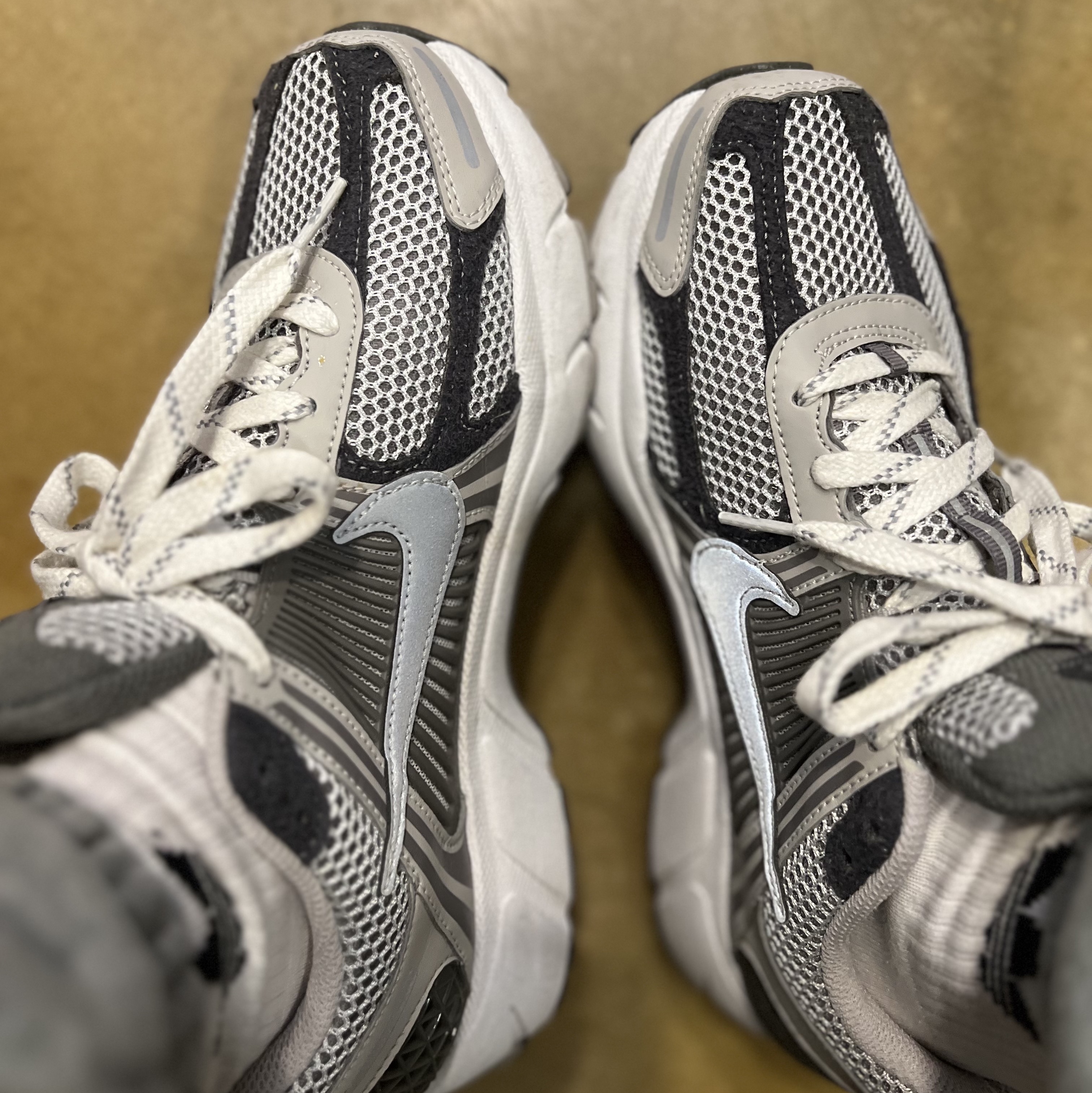 Nike Zoom Vomero 5 PRM Light Iron Ore and Flat Fewter 착용 스타일