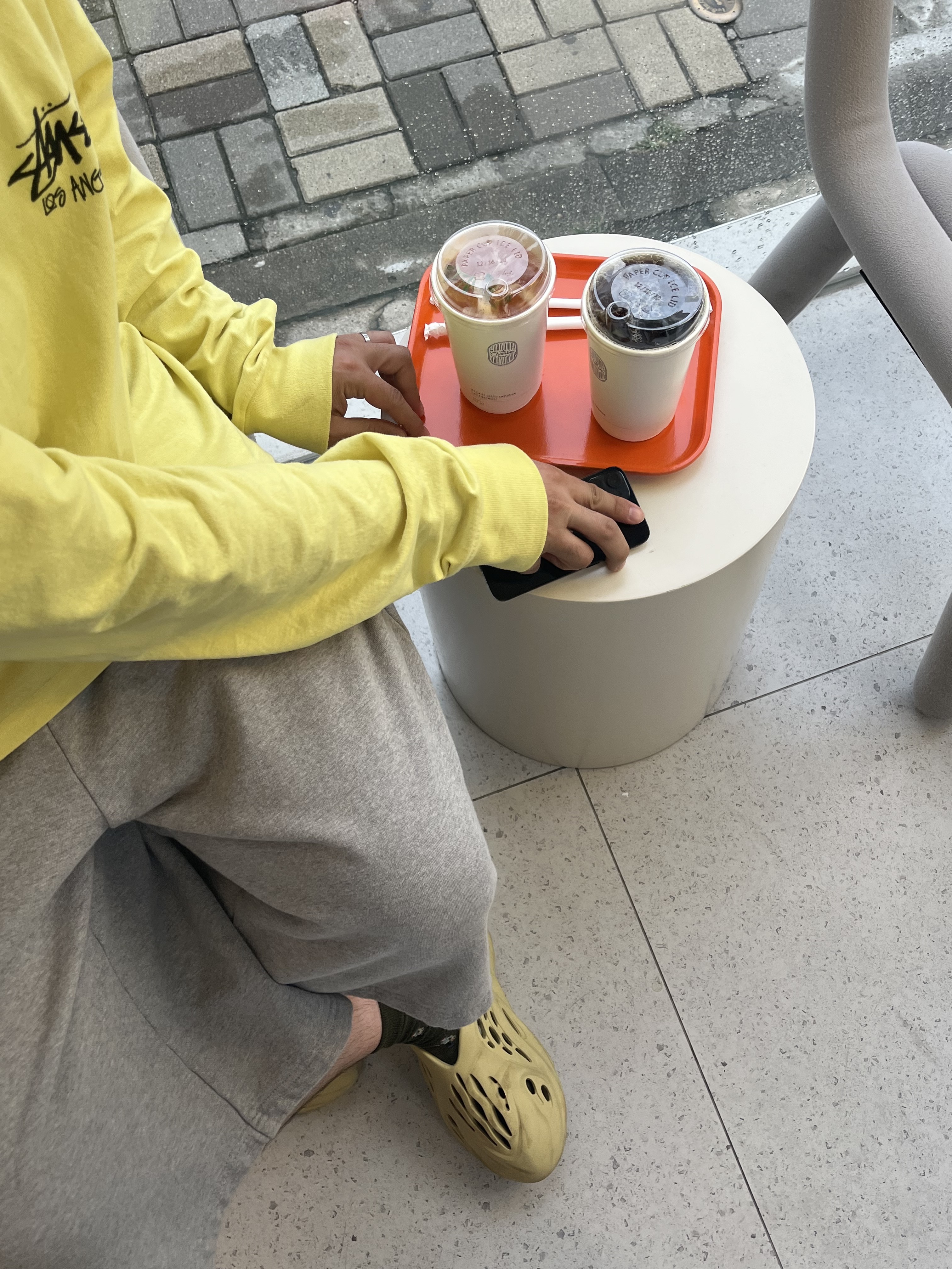Adidas Yeezy Foam RNNR Sulfur 착용 스타일 - 2