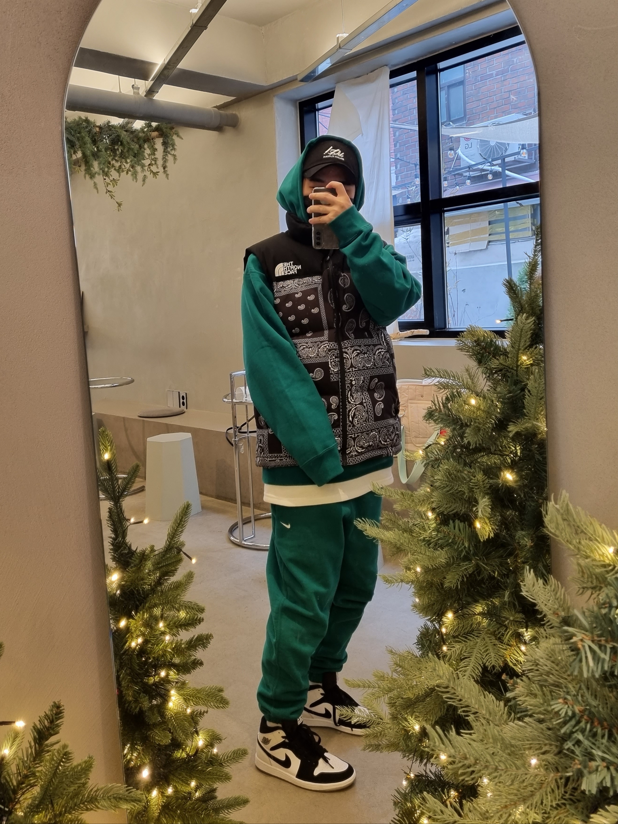 Jordan 1 Mid SE Diamond, Nike NRG Solo Swoosh Fleece Pants Mystic Green - Asia 착용 스타일
