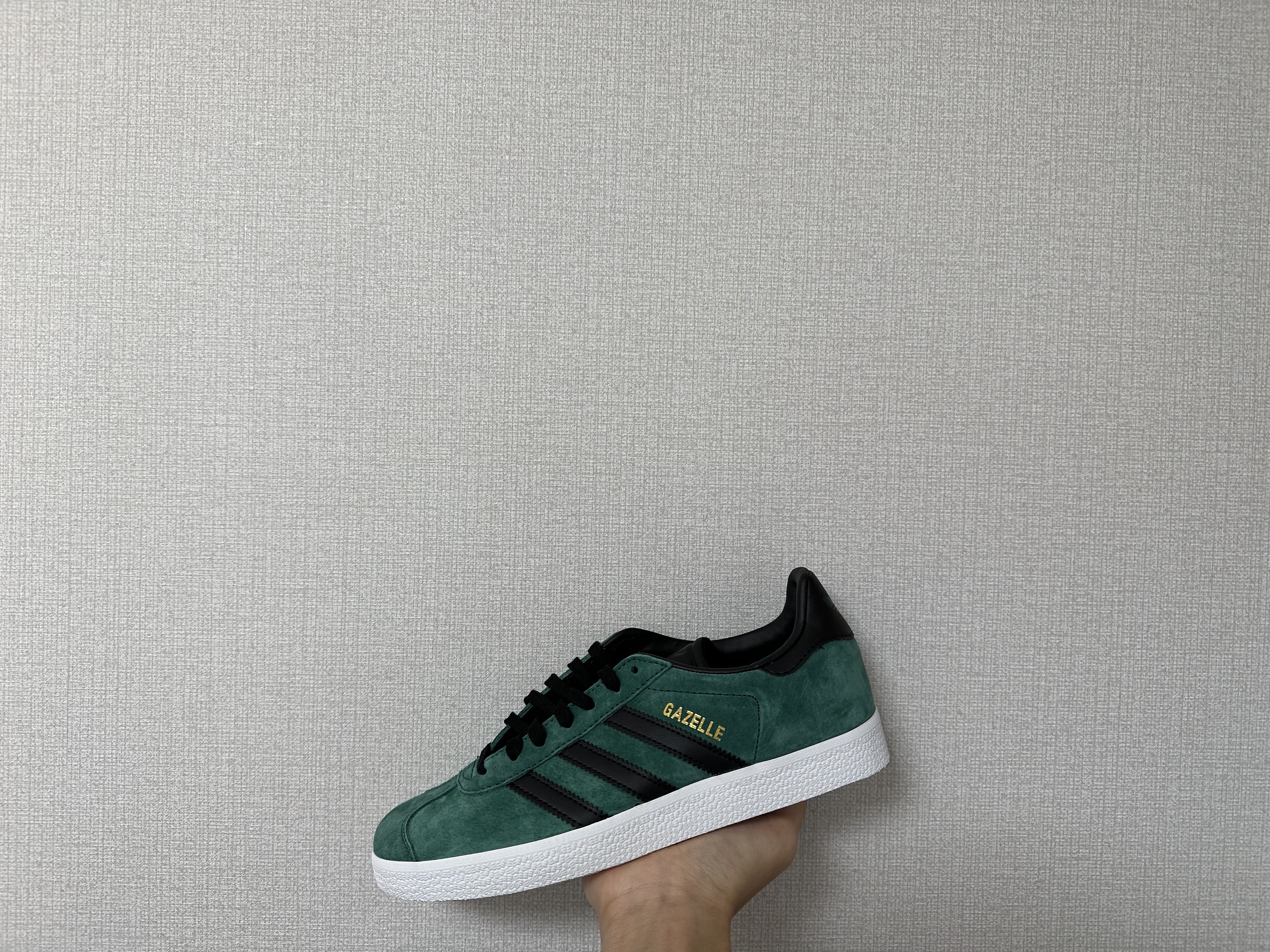 Adidas x Atmos x XLarge Adimatic Core Black Green, Adidas Gazelle Collegiate Green 착용 스타일 - 3
