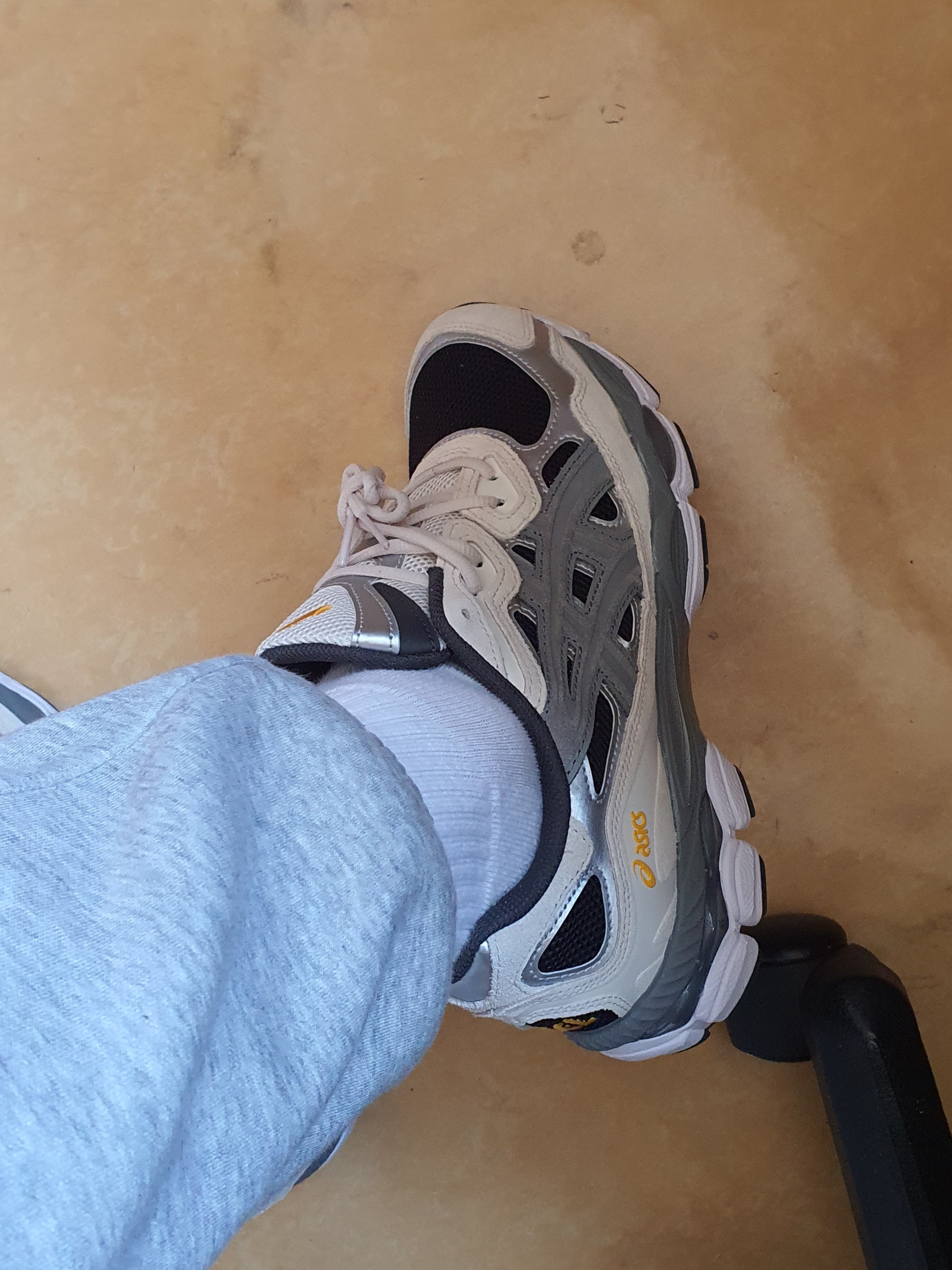 Asics Gel-NYC Black Clay Grey 착용 스타일