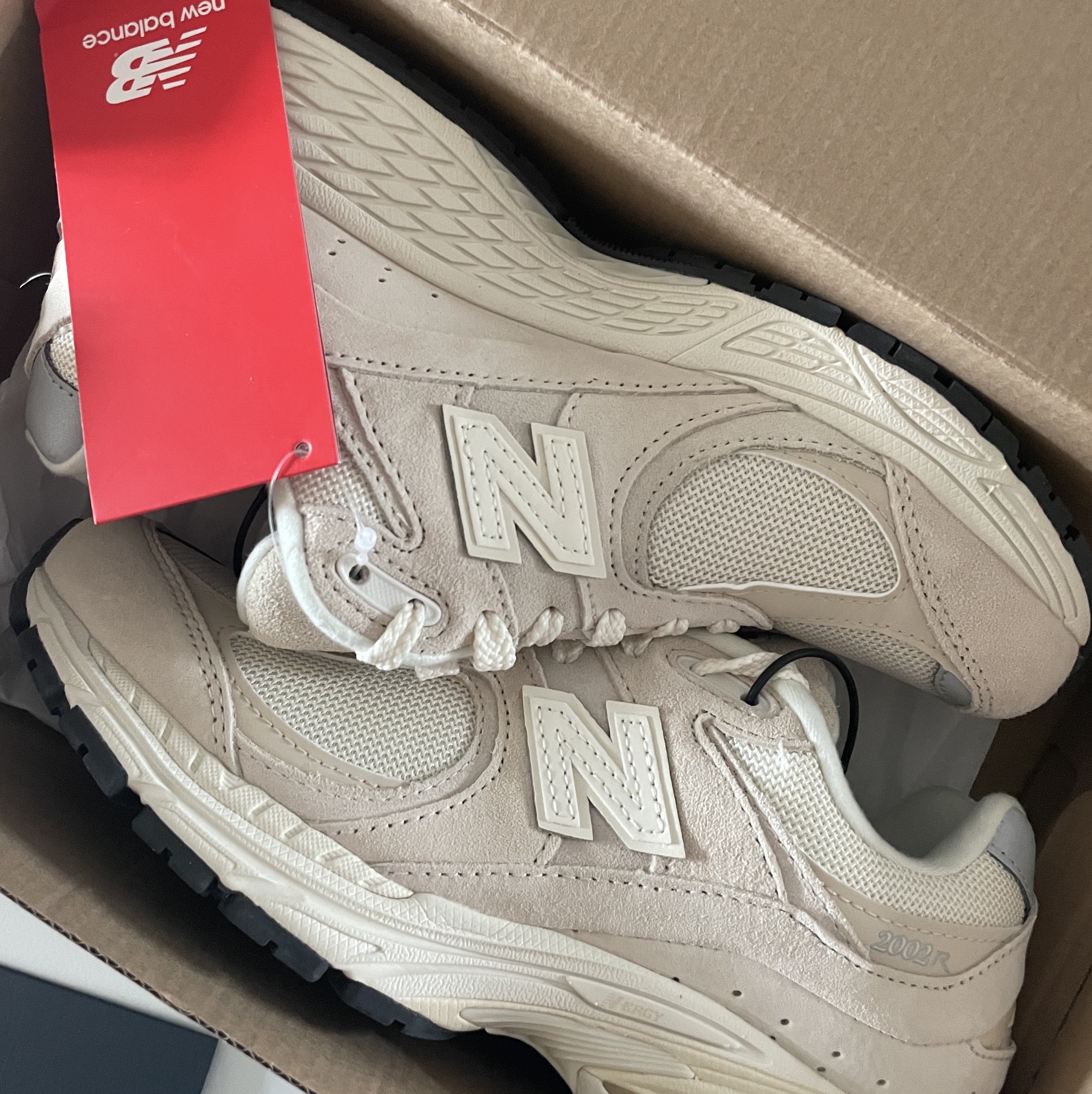 New Balance 2002R Beige Calm Taupe 착용 스타일
