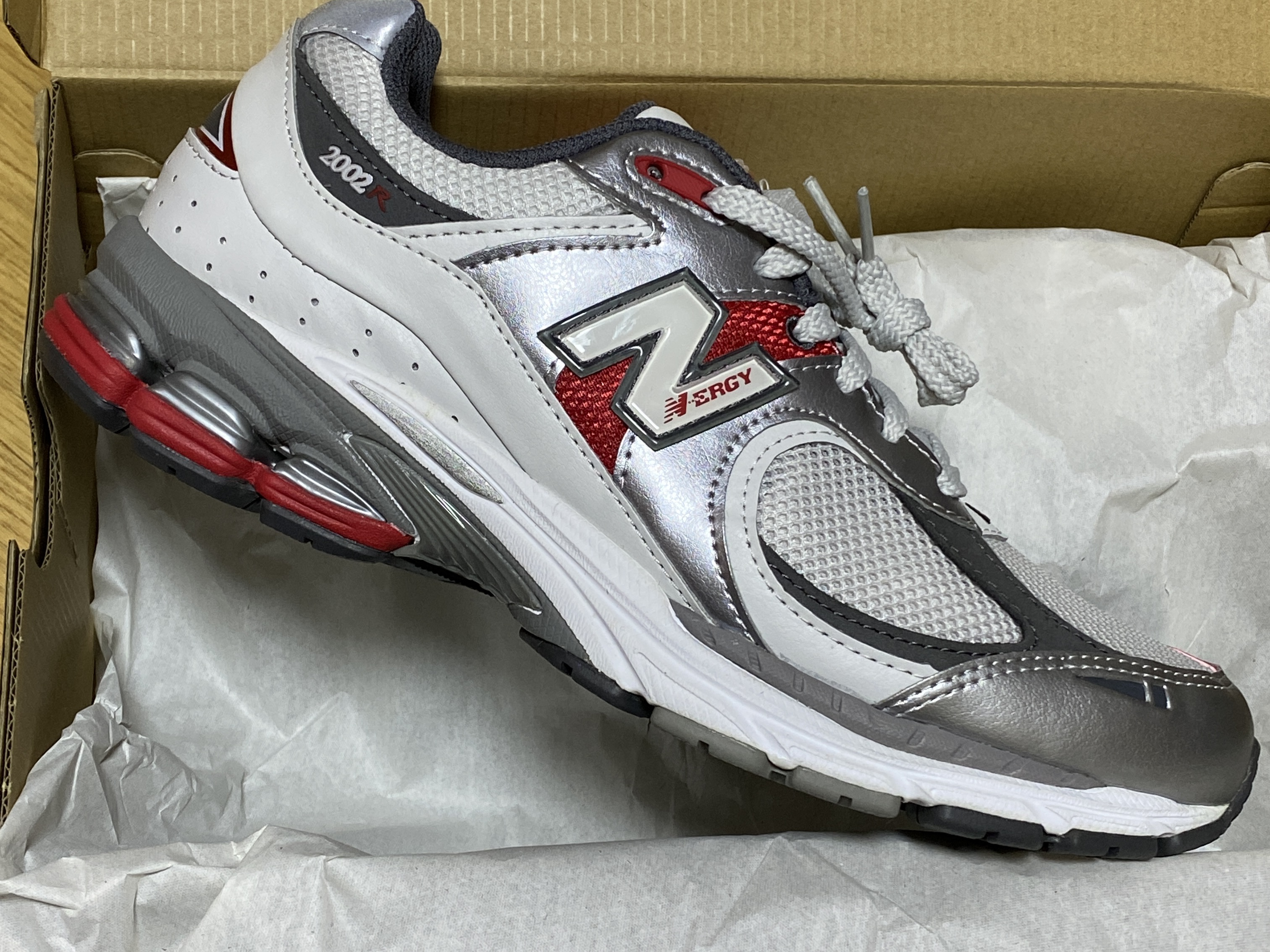 New Balance 2002R Silver Metallic 착용 스타일