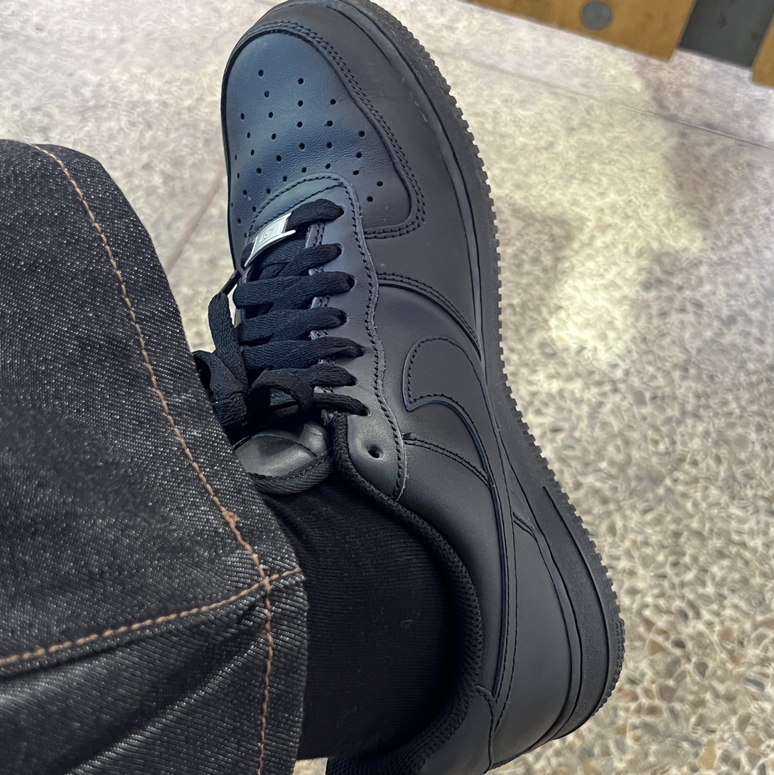 Nike Air Force 1 '07 Low Triple Black 착용 스타일 - 1