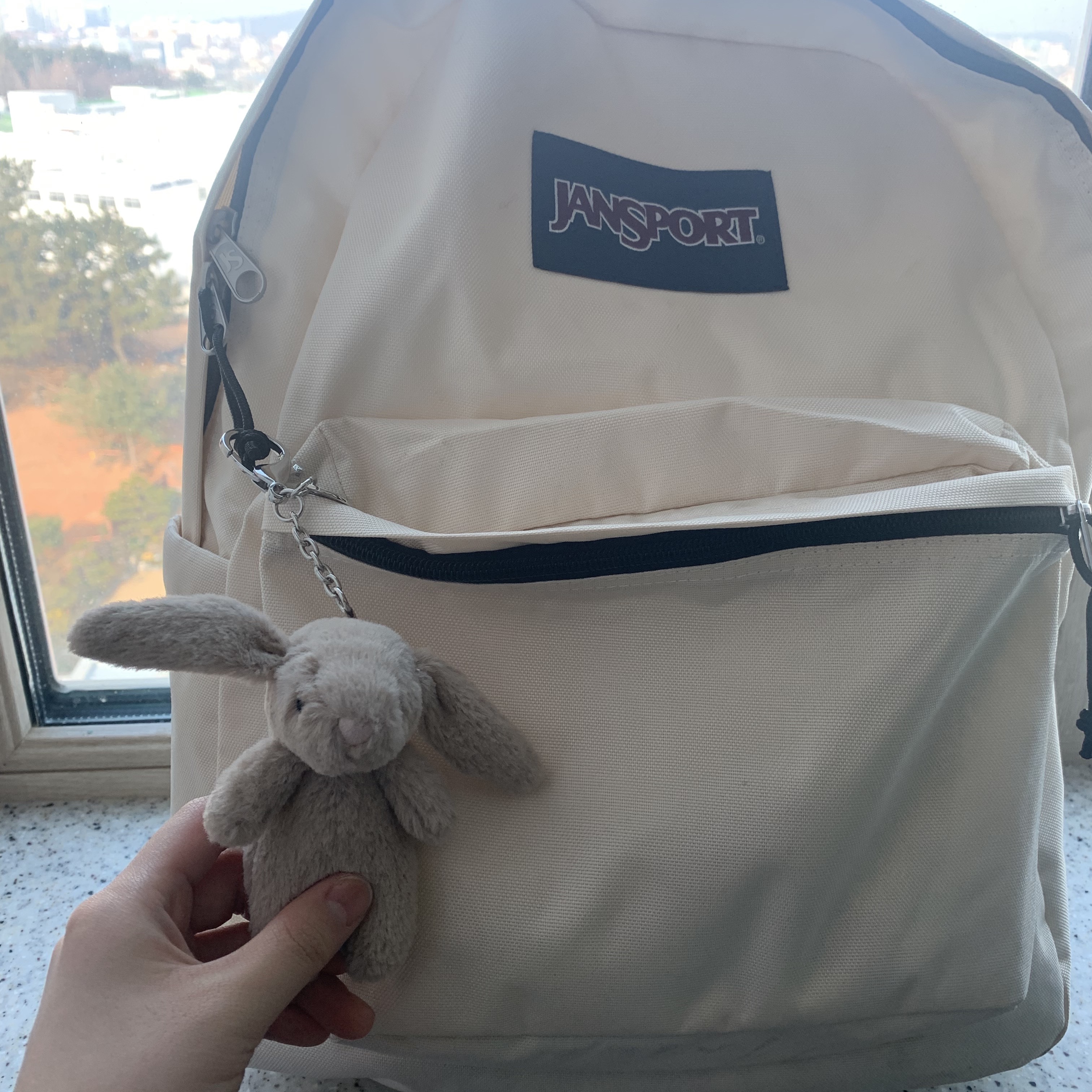 Jellycat Bashful Bunny Bag Charm Beige 착용 스타일 - 1