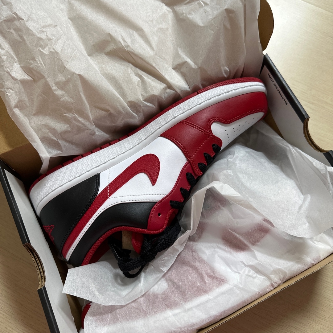 Jordan 1 Low White Gym Red Black 착용 스타일 - 4