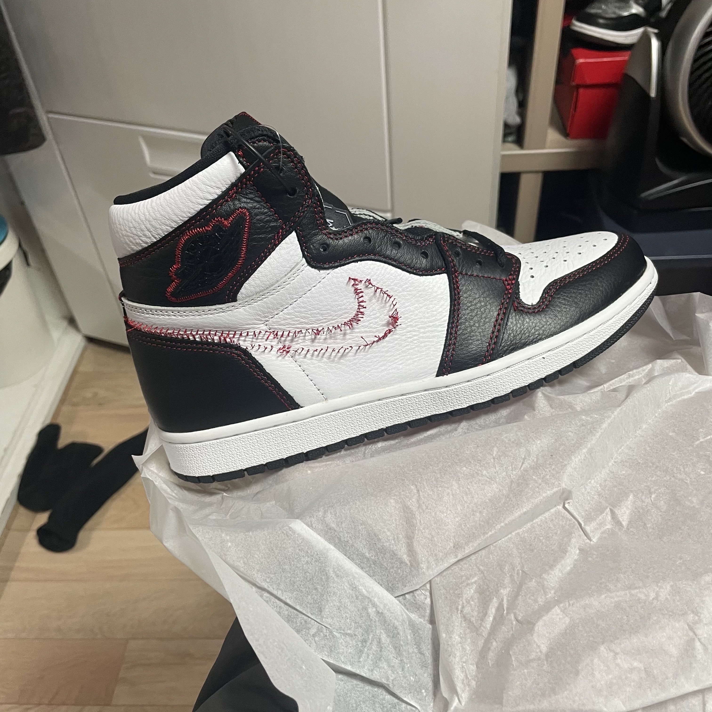 Jordan 1 Retro High Defiant White Black Gym Red, (W) Jordan 1 Retro High OG Silver Toe 착용 스타일 - 2