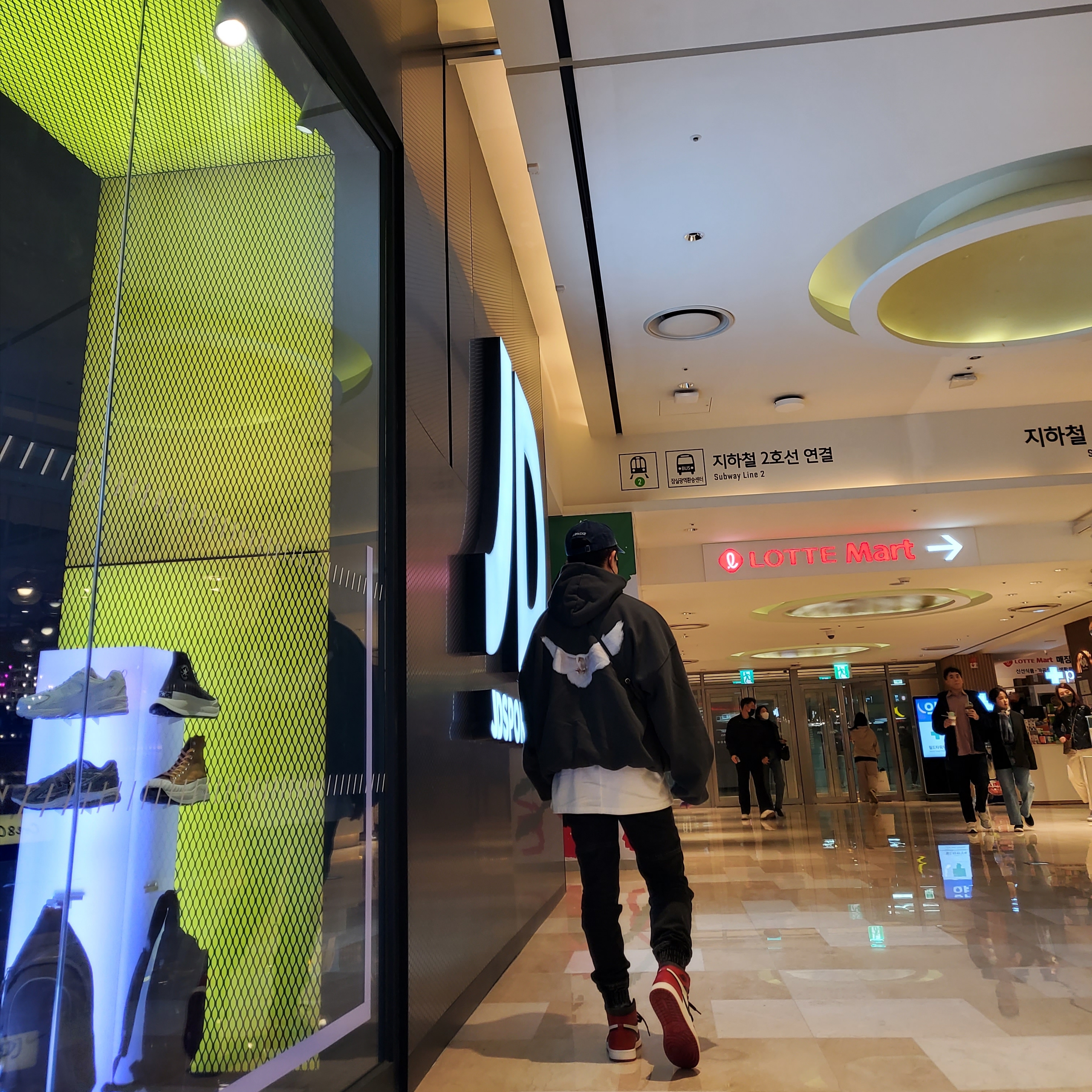 Yeezy Gap Engineered By Balenciaga Dove Hoodie Black, Jordan 1 Retro High OG Chicago 2022 착용 스타일 - 2