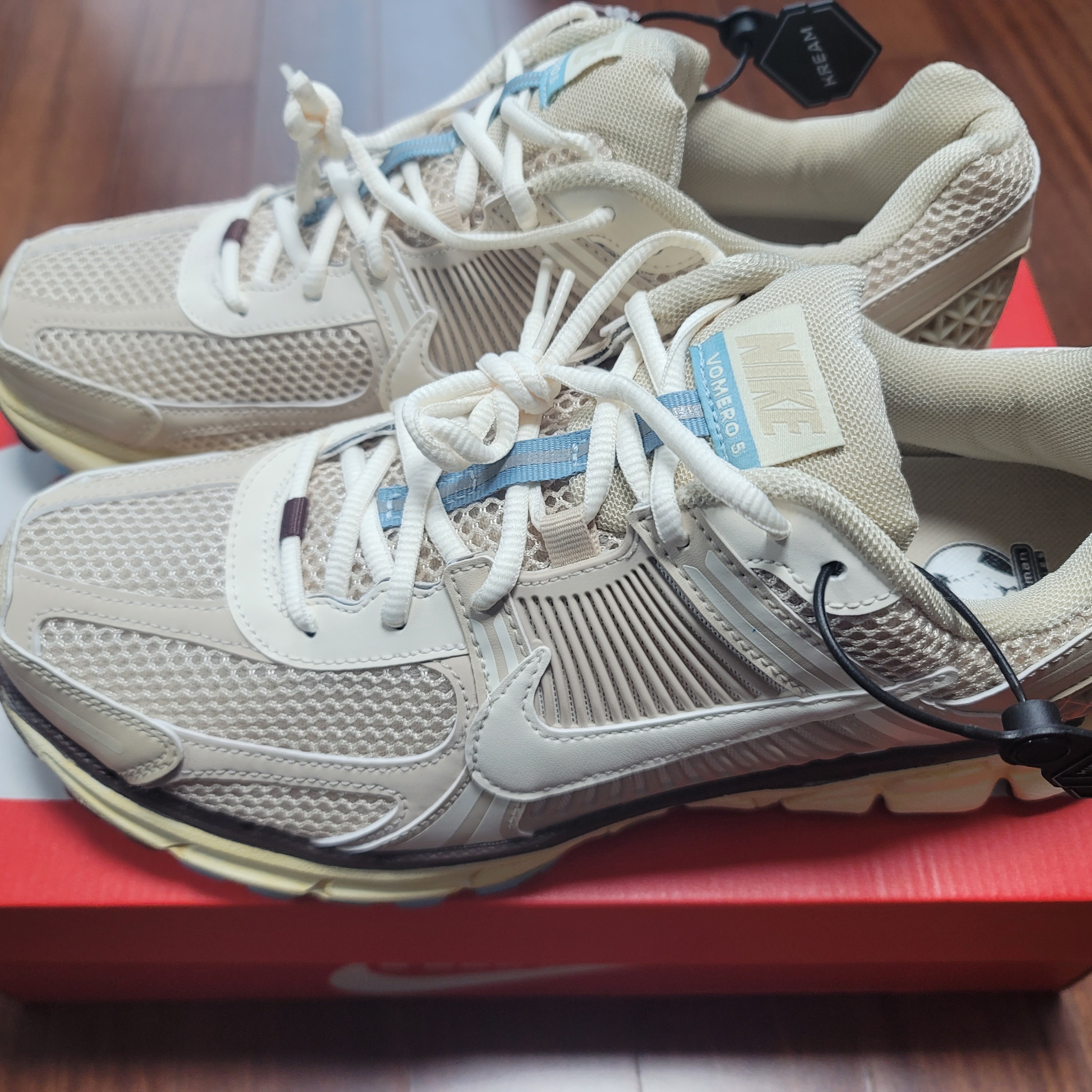 (W) Nike Zoom Vomero 5 Oatmeal 착용 스타일 - 2