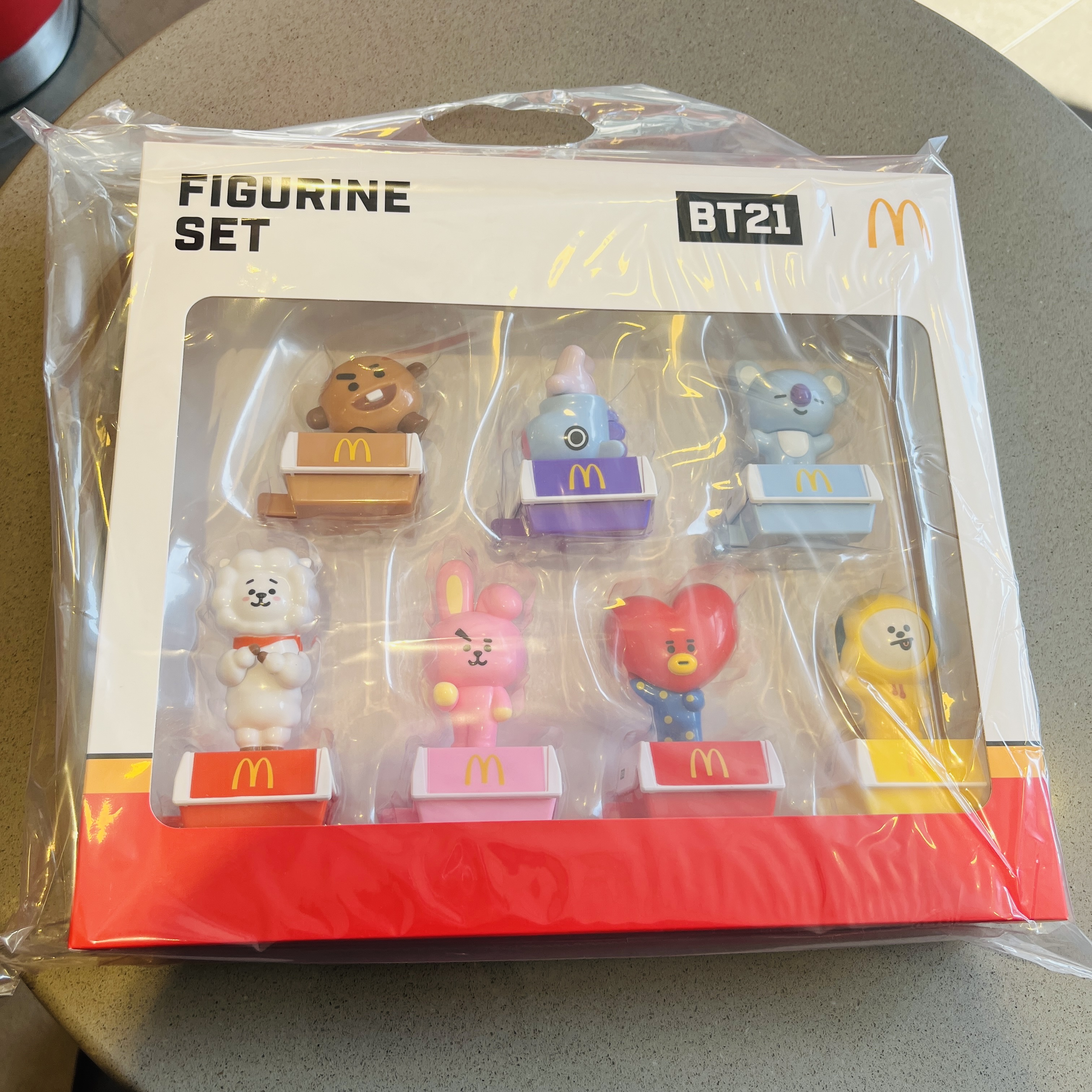 McDonald's x BT21 Figurine Set Collectors Kit 착용 스타일 - 1