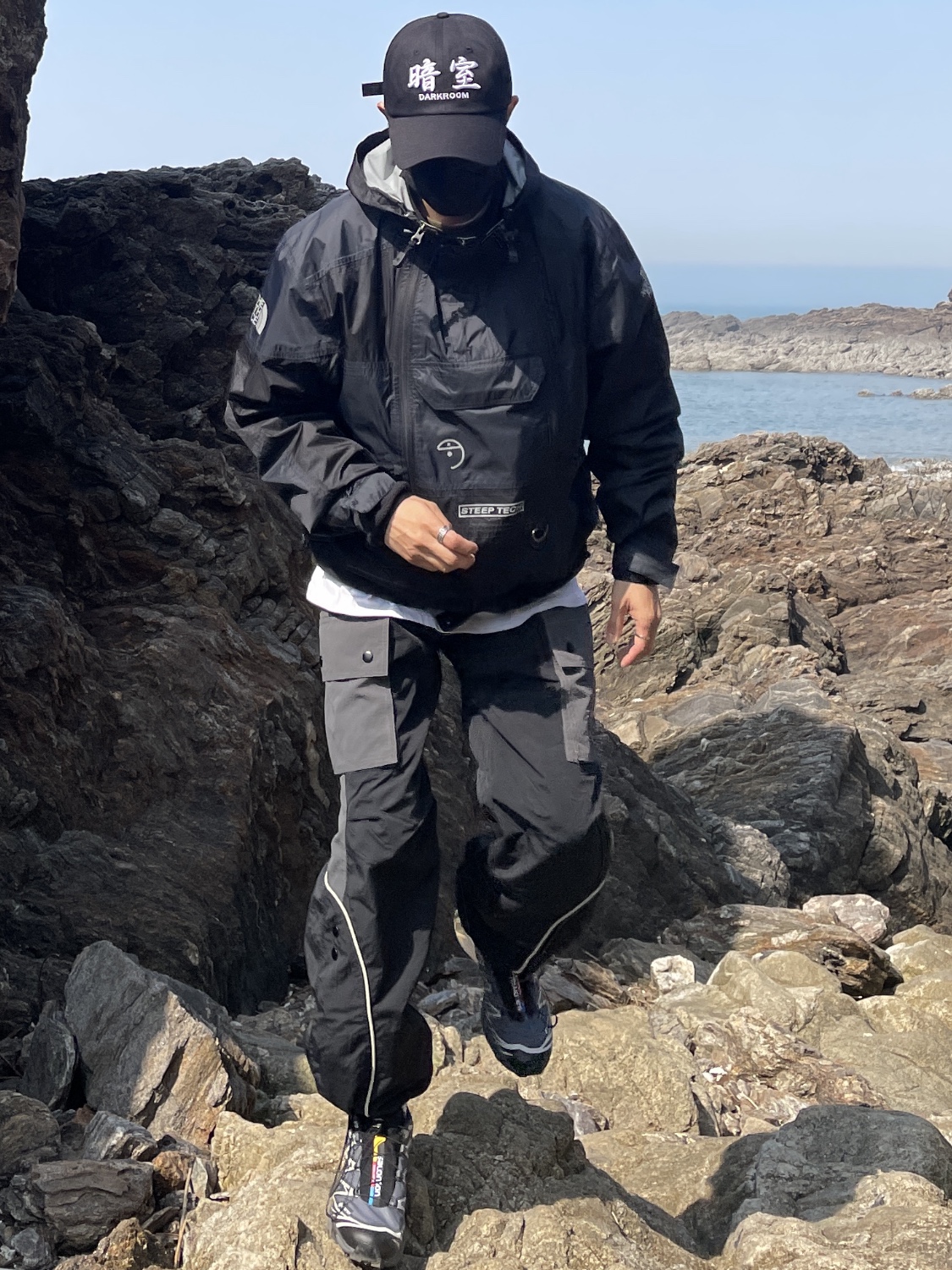 Salomon XT-6 Gore-Tex Black Ebony, Darkr8m Studio White Logo Cap 착용 스타일 - 2