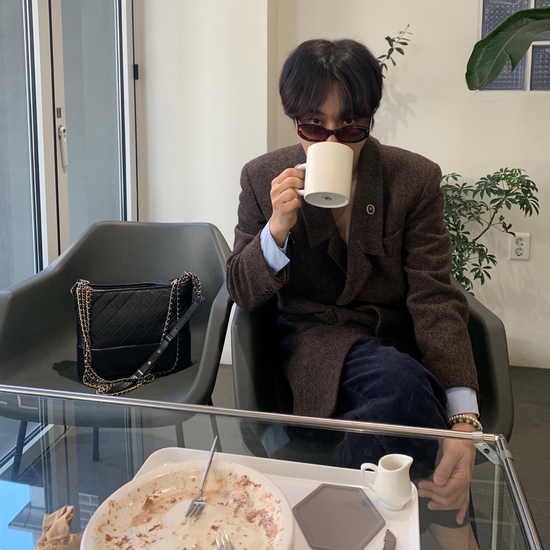 Chanel Gabrielle Large Hobo Bag Aged Calfskin & Gold Black, Maison Mihara Yasuhiro Peterson OG Sole Over Dyed Low-top Sneakers Black 착용 스타일 - 2