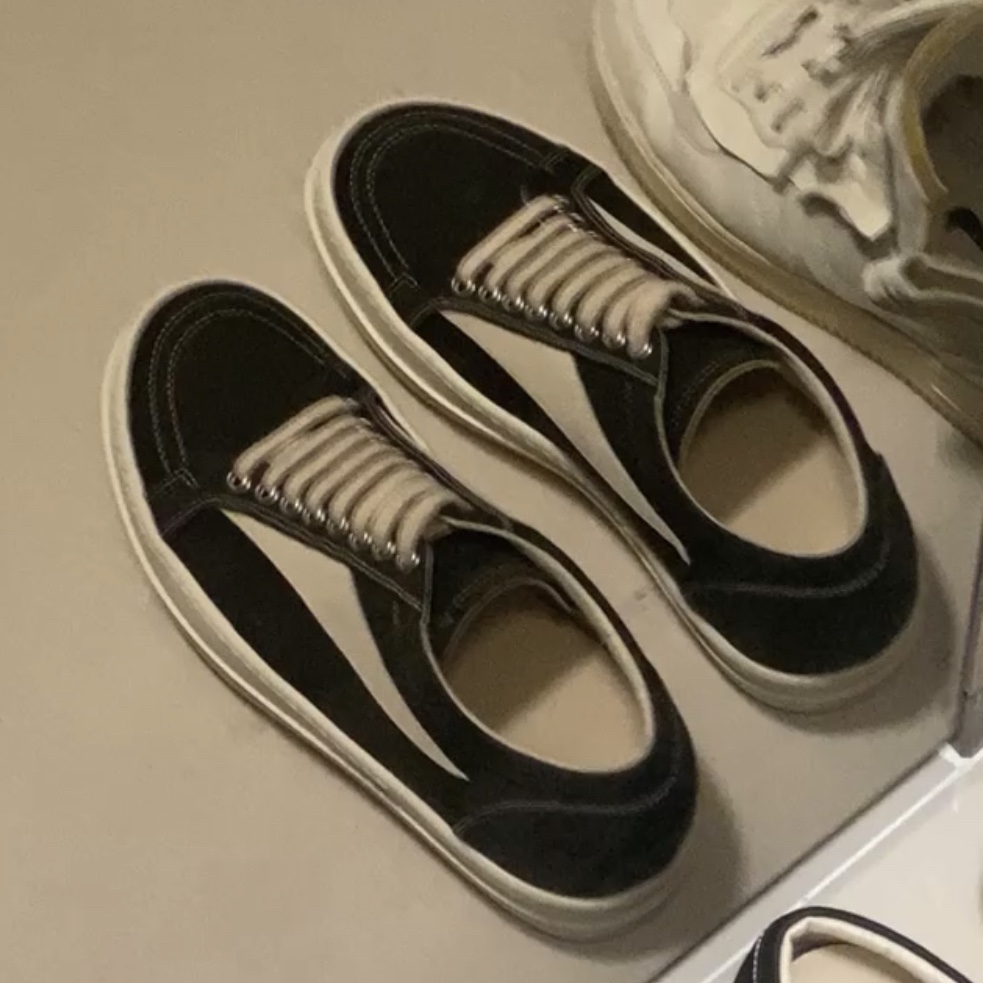 Rick Owens Drkshdw Suede Vintage Sneakers Dark Dust Pearl Milk White 착용 스타일