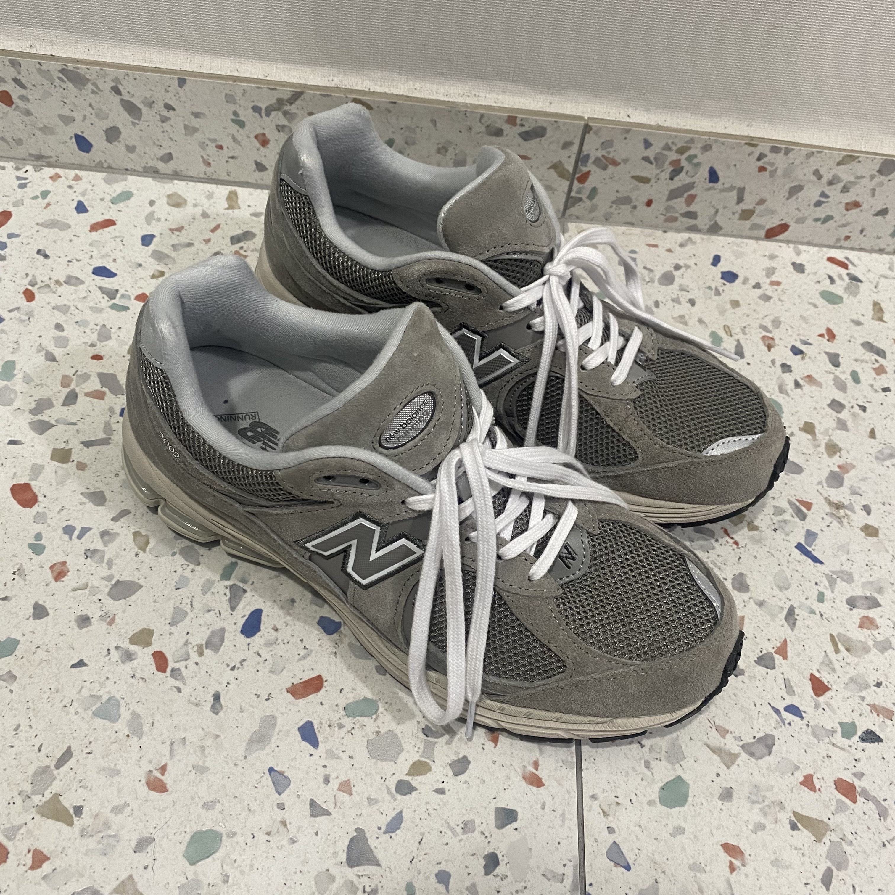 New Balance 2002R Grey 착용 스타일