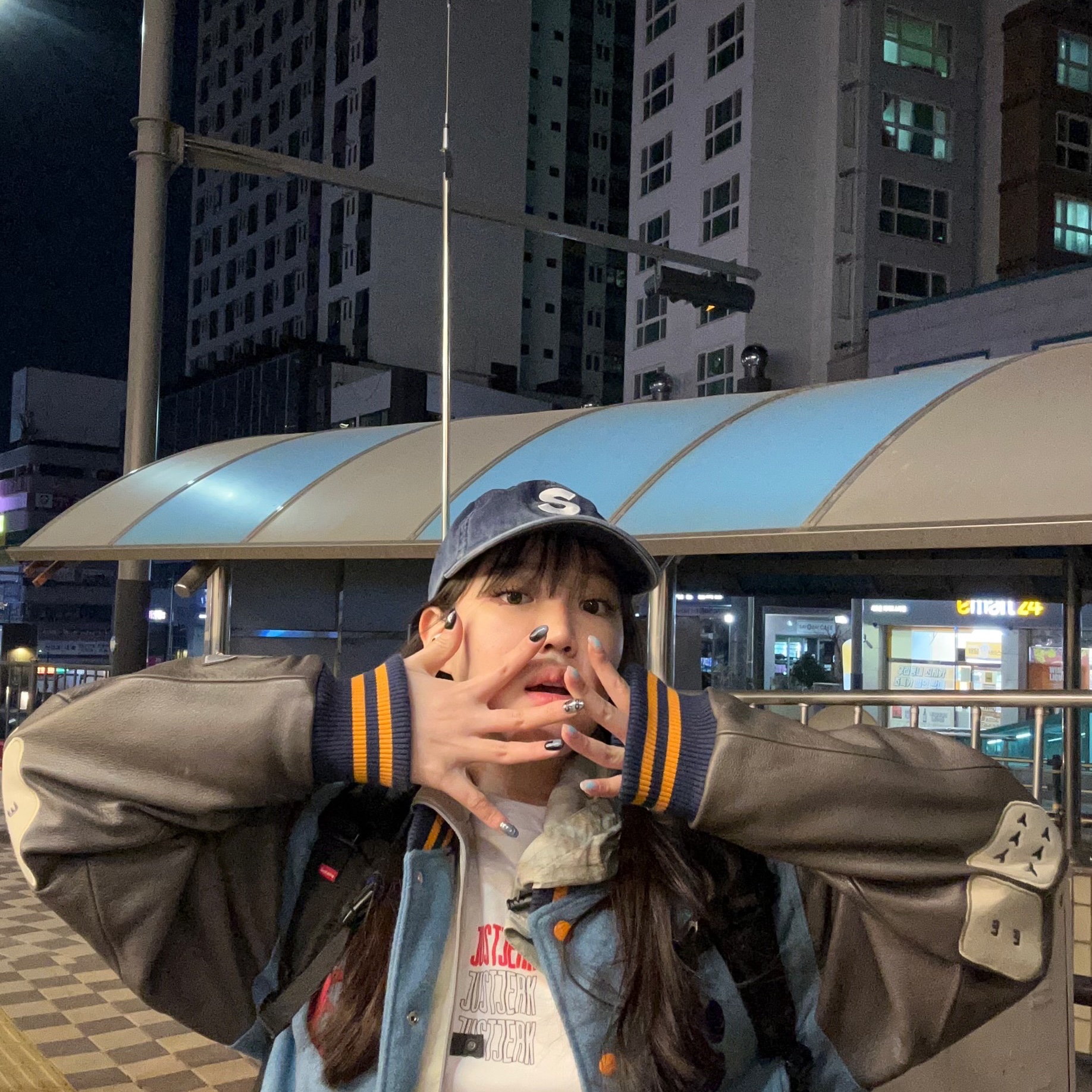 Supreme Pigment Print S Logo 6-Panel Indigo - 22FW, Supreme Backpack Black - 18SS 착용 스타일 - 1