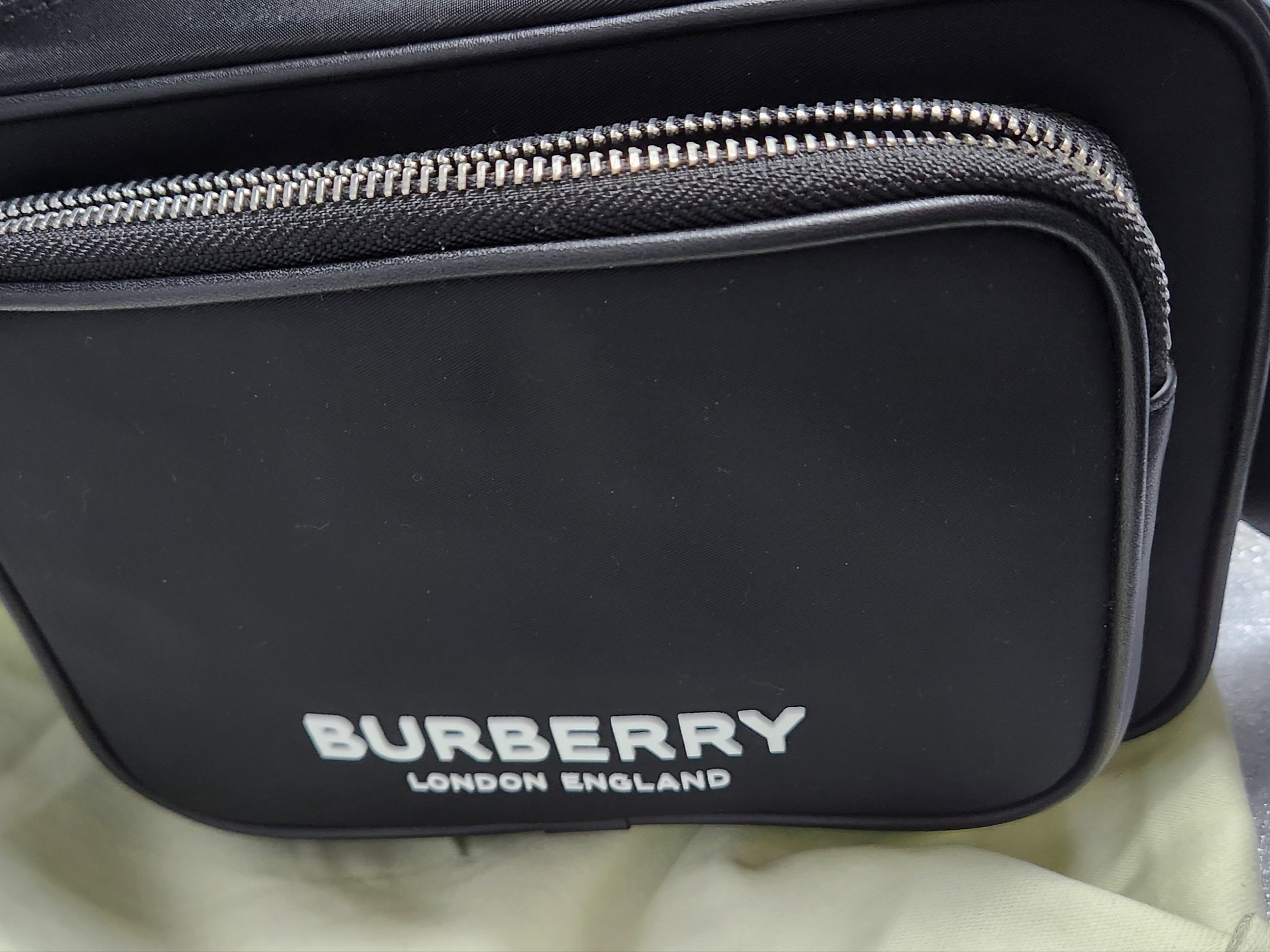 Burberry Logo Print Nylon Crossbody Bag Black 착용 스타일